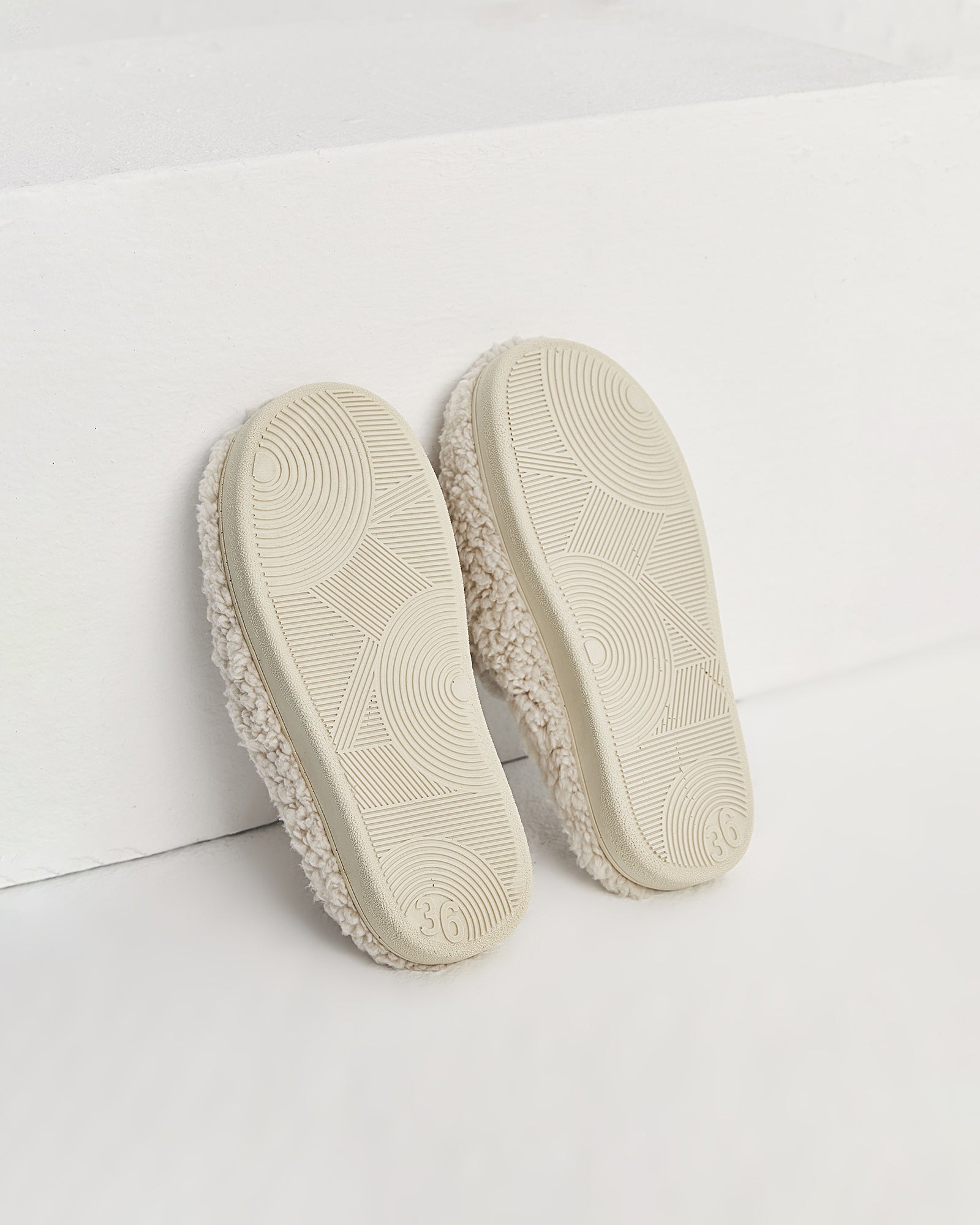 kadın ev terliği,kadın ev içi terlik,bayan ev terliği,kadın kışlık terlik,kadın yazlık terlik,evde giyilen kadın terlikleri,kadın konforlu terlik,rahat kadın ev terliği,kaymaz taban kadın terlik,kapalı kadın ev terliği