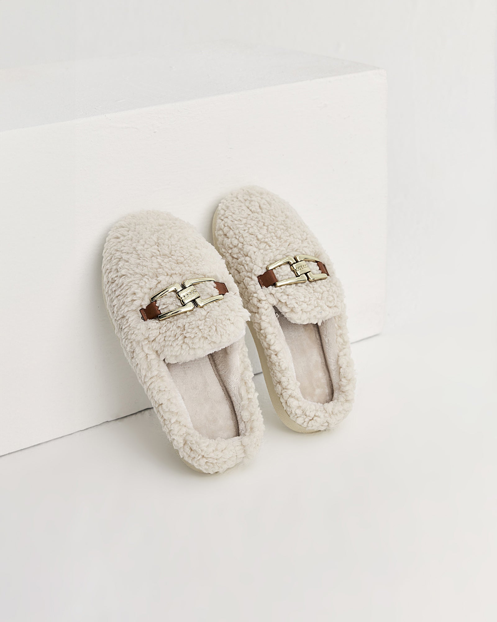 kadın ev terliği,kadın ev içi terlik,bayan ev terliği,kadın kışlık terlik,kadın yazlık terlik,evde giyilen kadın terlikleri,kadın konforlu terlik,rahat kadın ev terliği,kaymaz taban kadın terlik,kapalı kadın ev terliği