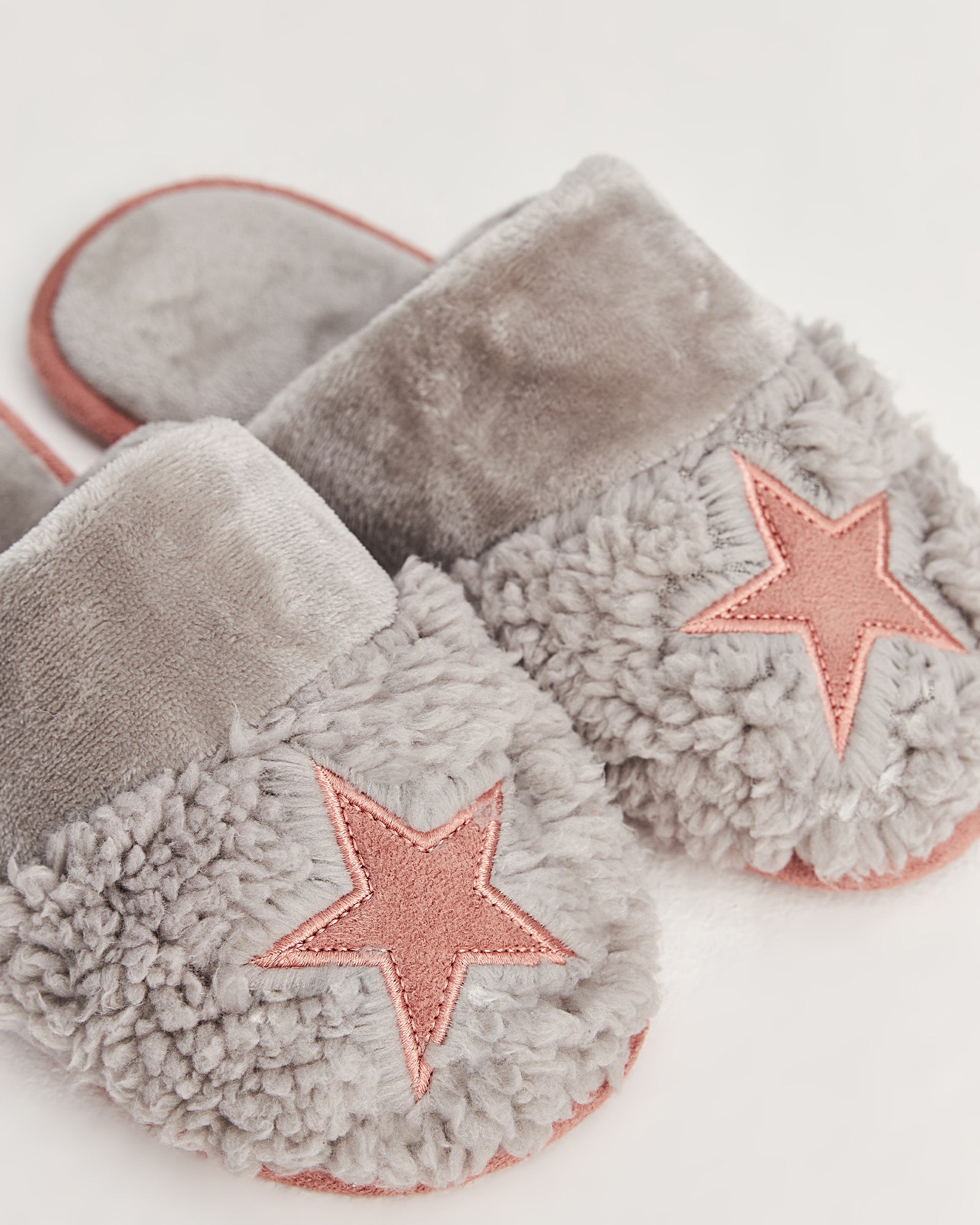 kadın ev terliği,kadın ev içi terlik,bayan ev terliği,kadın kışlık terlik,kadın yazlık terlik,evde giyilen kadın terlikleri,kadın konforlu terlik,rahat kadın ev terliği,kaymaz taban kadın terlik,kapalı kadın ev terliği