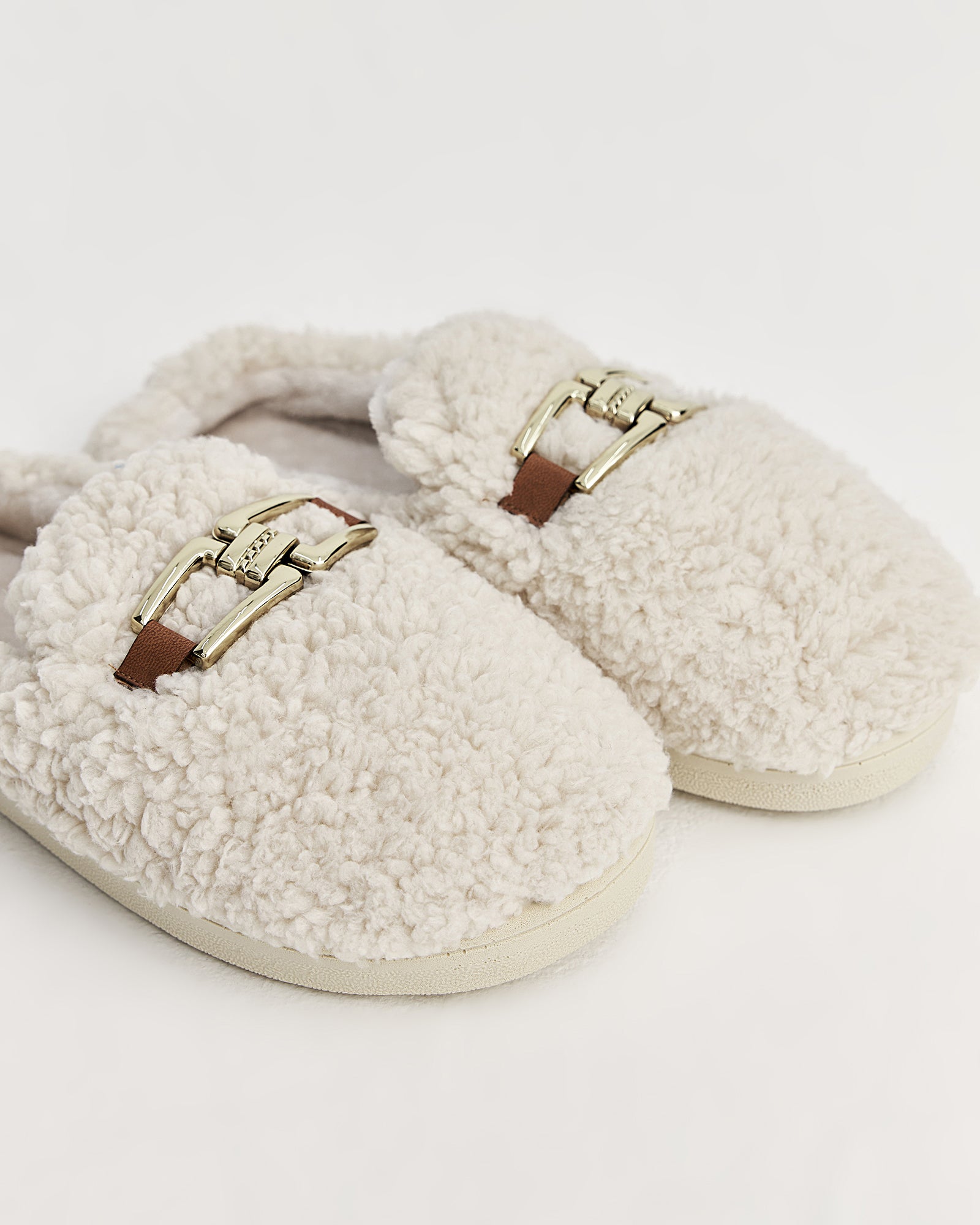 kadın ev terliği,kadın ev içi terlik,bayan ev terliği,kadın kışlık terlik,kadın yazlık terlik,evde giyilen kadın terlikleri,kadın konforlu terlik,rahat kadın ev terliği,kaymaz taban kadın terlik,kapalı kadın ev terliği