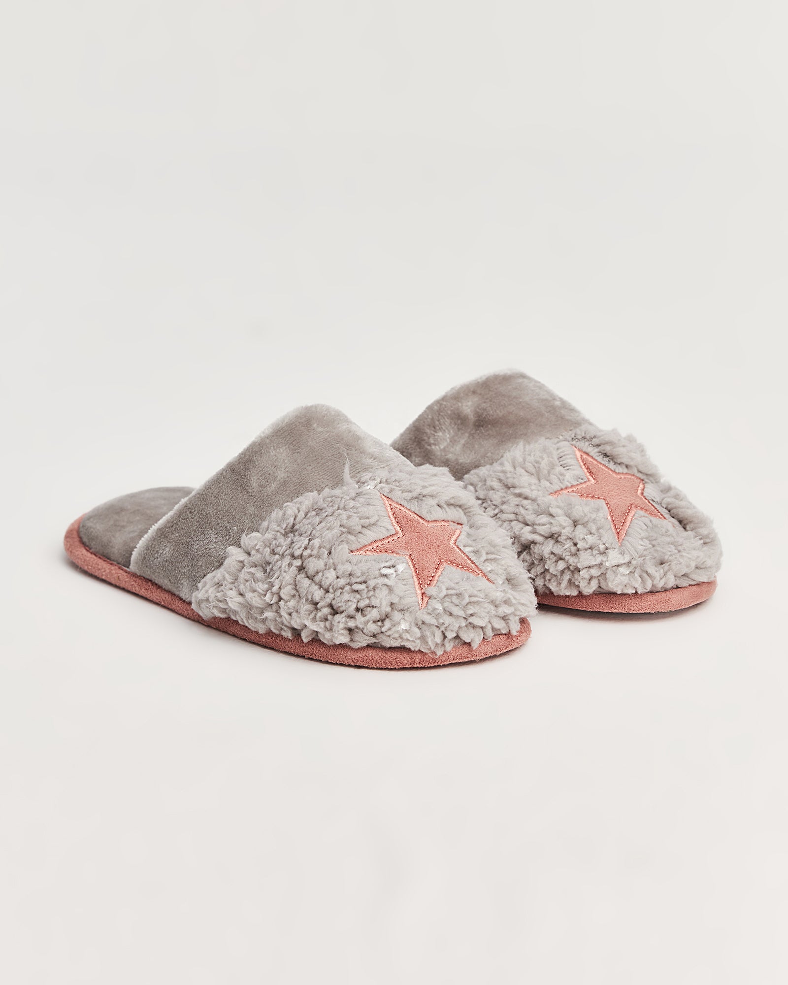 kadın ev terliği,kadın ev içi terlik,bayan ev terliği,kadın kışlık terlik,kadın yazlık terlik,evde giyilen kadın terlikleri,kadın konforlu terlik,rahat kadın ev terliği,kaymaz taban kadın terlik,kapalı kadın ev terliği