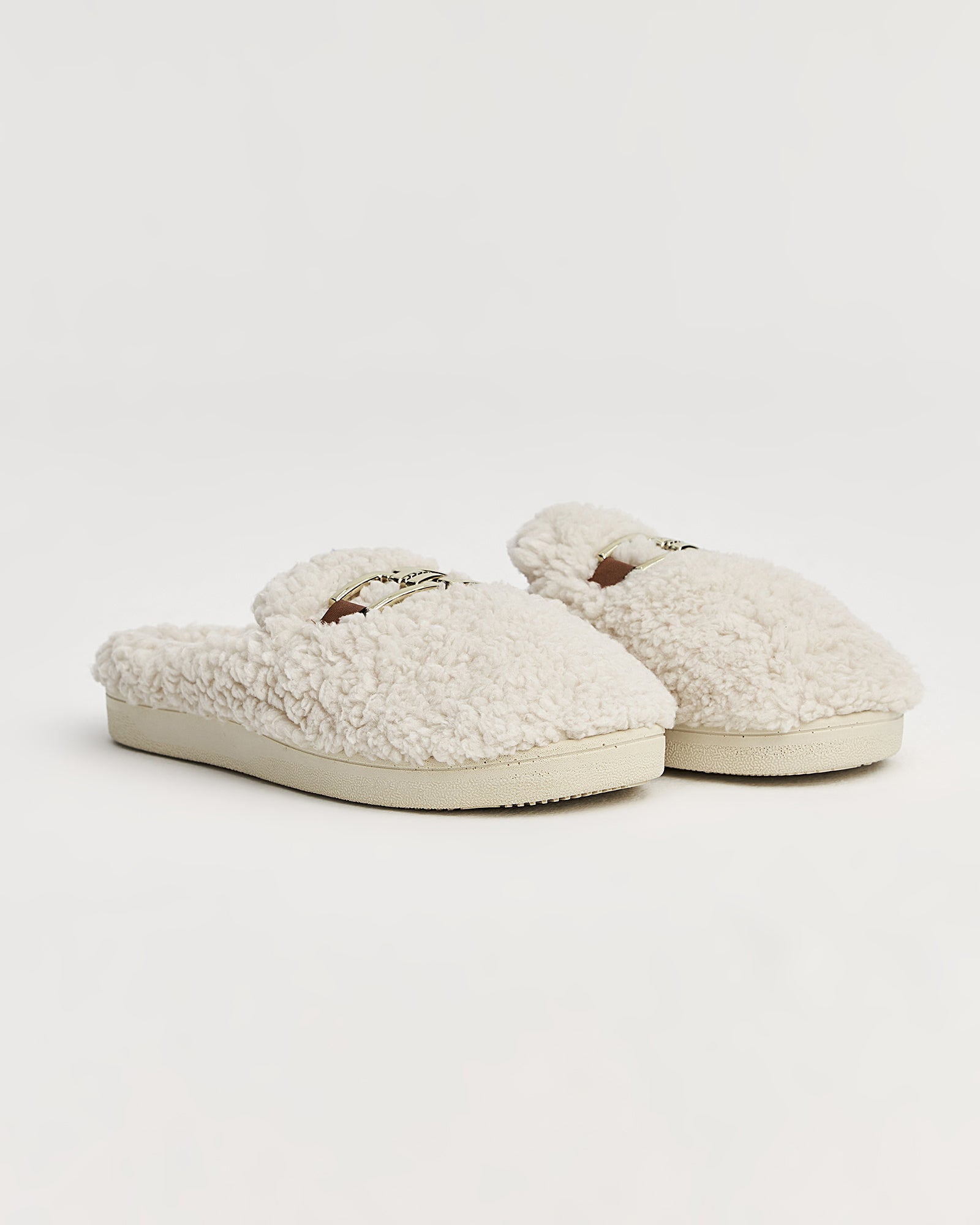 kadın ev terliği,kadın ev içi terlik,bayan ev terliği,kadın kışlık terlik,kadın yazlık terlik,evde giyilen kadın terlikleri,kadın konforlu terlik,rahat kadın ev terliği,kaymaz taban kadın terlik,kapalı kadın ev terliği