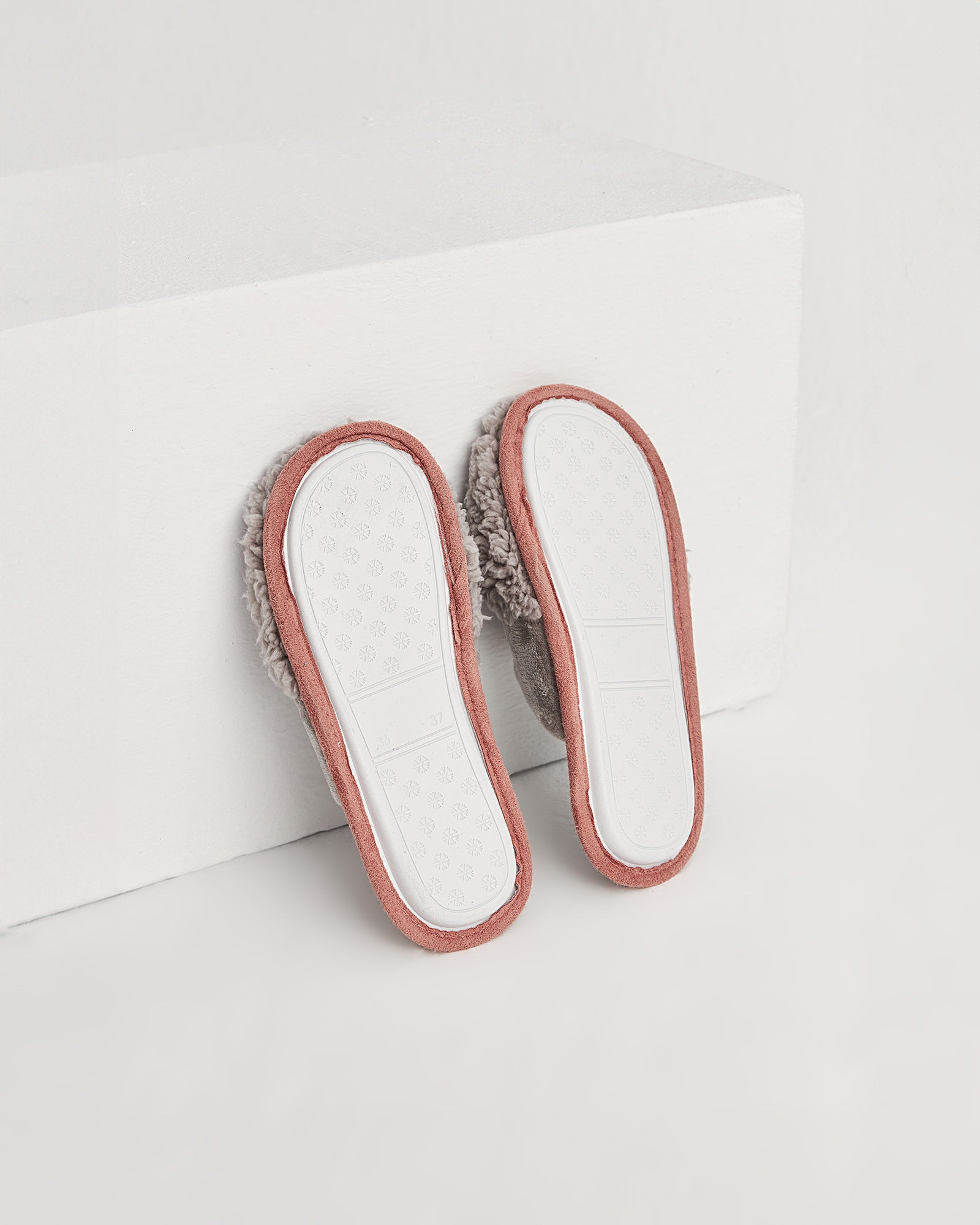 kadın ev terliği,kadın ev içi terlik,bayan ev terliği,kadın kışlık terlik,kadın yazlık terlik,evde giyilen kadın terlikleri,kadın konforlu terlik,rahat kadın ev terliği,kaymaz taban kadın terlik,kapalı kadın ev terliği