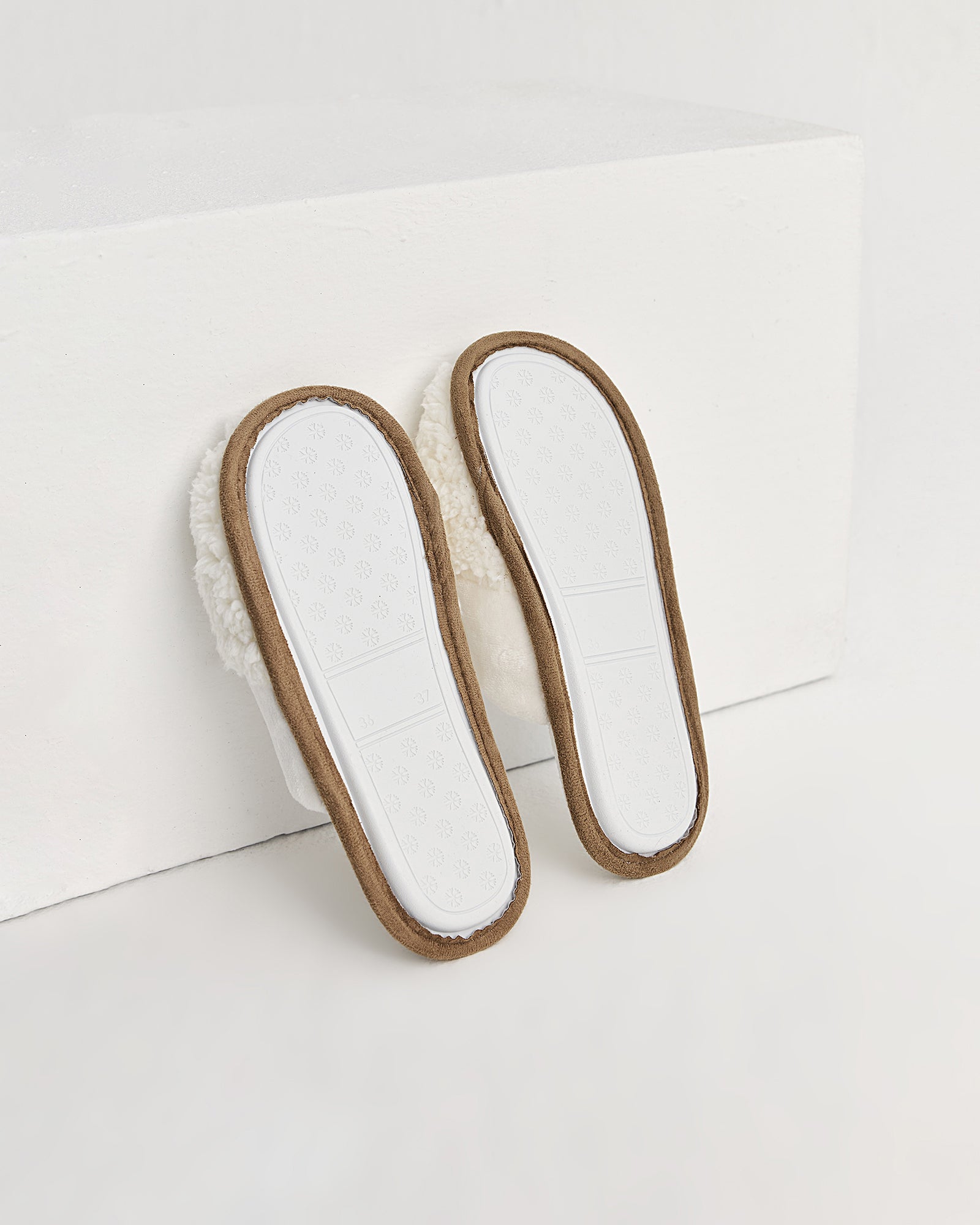 kadın ev terliği,kadın ev içi terlik,bayan ev terliği,kadın kışlık terlik,kadın yazlık terlik,evde giyilen kadın terlikleri,kadın konforlu terlik,rahat kadın ev terliği,kaymaz taban kadın terlik,kapalı kadın ev terliği