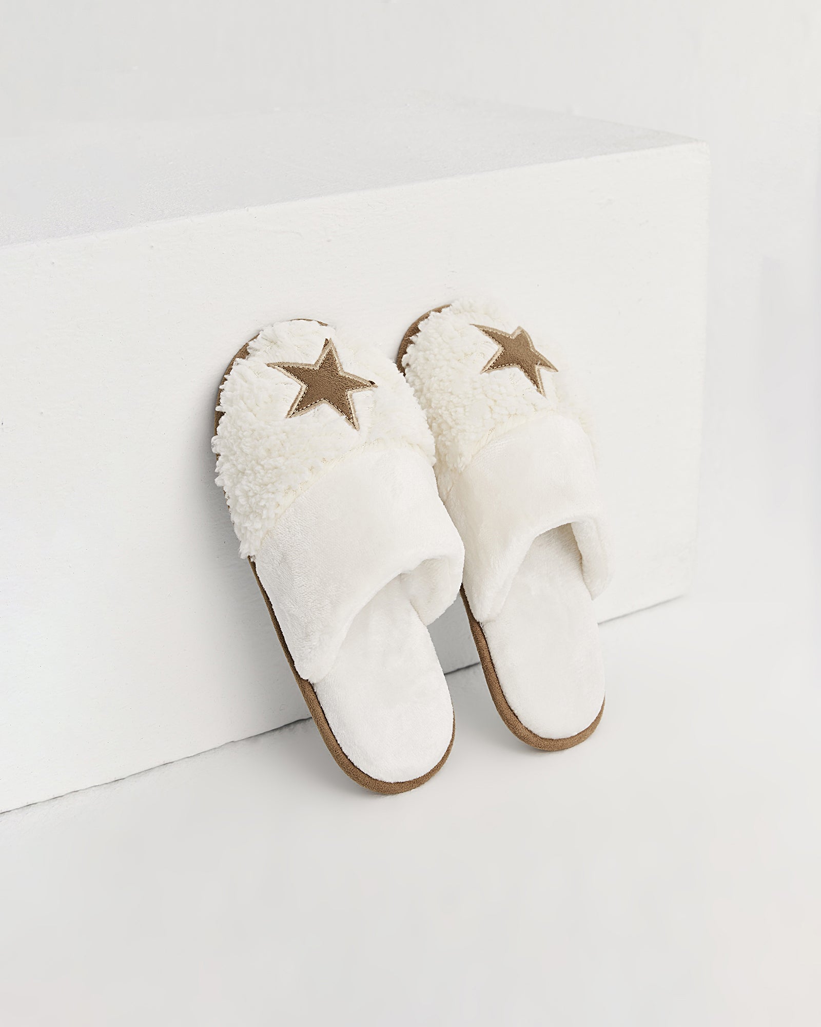 kadın ev terliği,kadın ev içi terlik,bayan ev terliği,kadın kışlık terlik,kadın yazlık terlik,evde giyilen kadın terlikleri,kadın konforlu terlik,rahat kadın ev terliği,kaymaz taban kadın terlik,kapalı kadın ev terliği