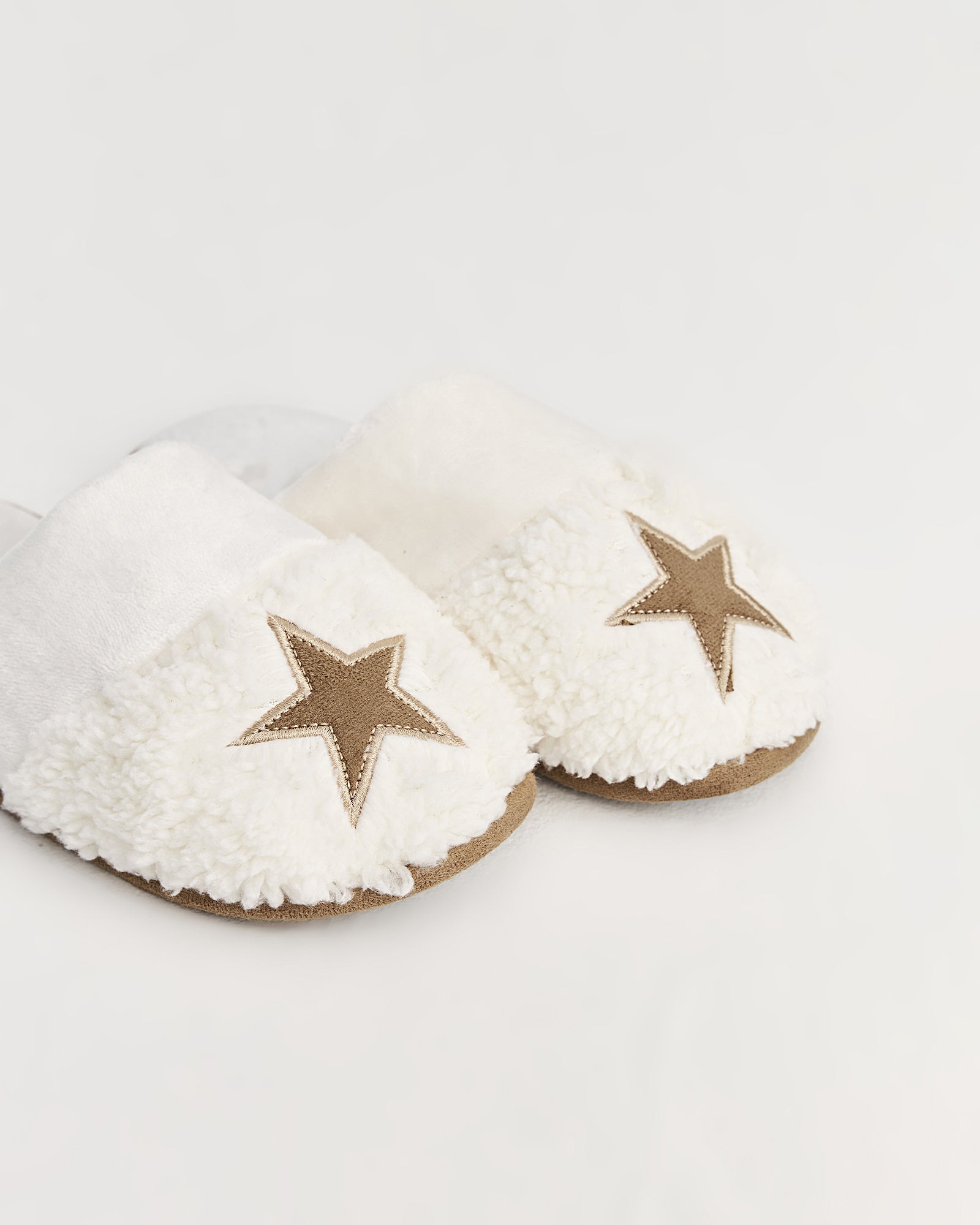 kadın ev terliği,kadın ev içi terlik,bayan ev terliği,kadın kışlık terlik,kadın yazlık terlik,evde giyilen kadın terlikleri,kadın konforlu terlik,rahat kadın ev terliği,kaymaz taban kadın terlik,kapalı kadın ev terliği