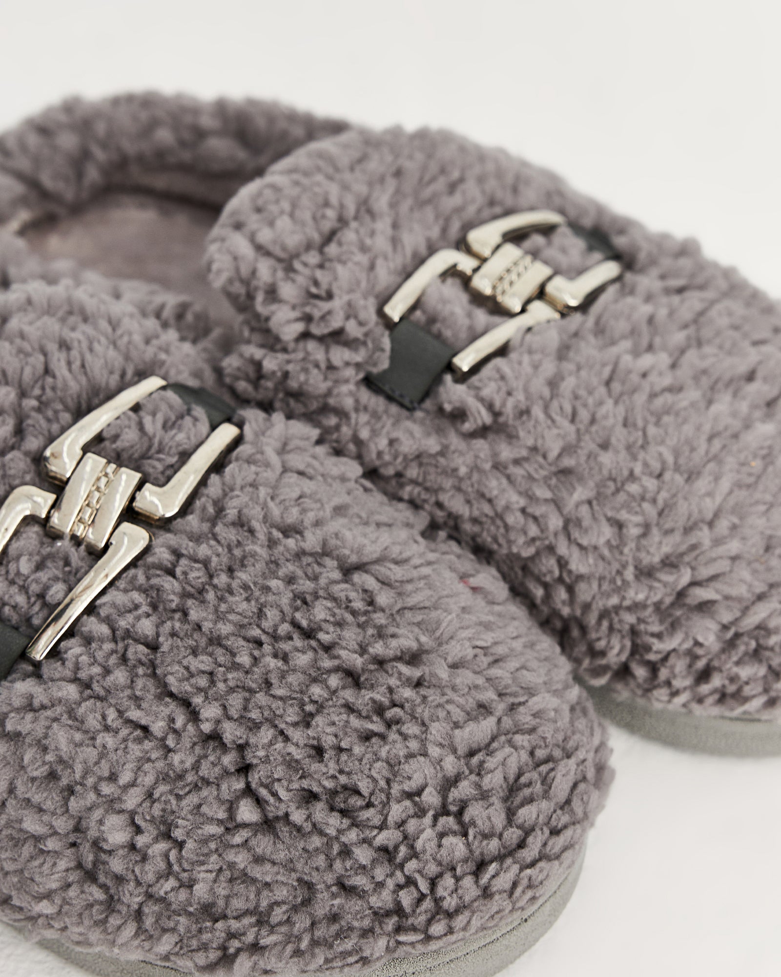 kadın ev terliği,kadın ev içi terlik,bayan ev terliği,kadın kışlık terlik,kadın yazlık terlik,evde giyilen kadın terlikleri,kadın konforlu terlik,rahat kadın ev terliği,kaymaz taban kadın terlik,kapalı kadın ev terliği