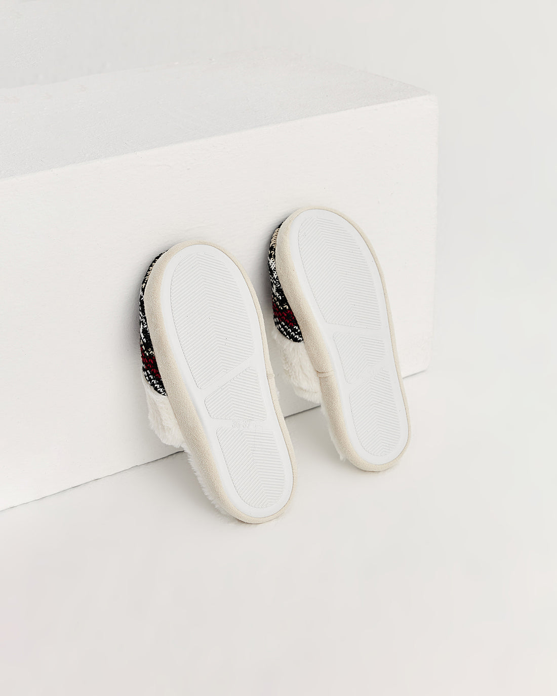 kadın ev terliği,kadın ev içi terlik,bayan ev terliği,kadın kışlık terlik,kadın yazlık terlik,evde giyilen kadın terlikleri,kadın konforlu terlik,rahat kadın ev terliği,kaymaz taban kadın terlik,kapalı kadın ev terliği