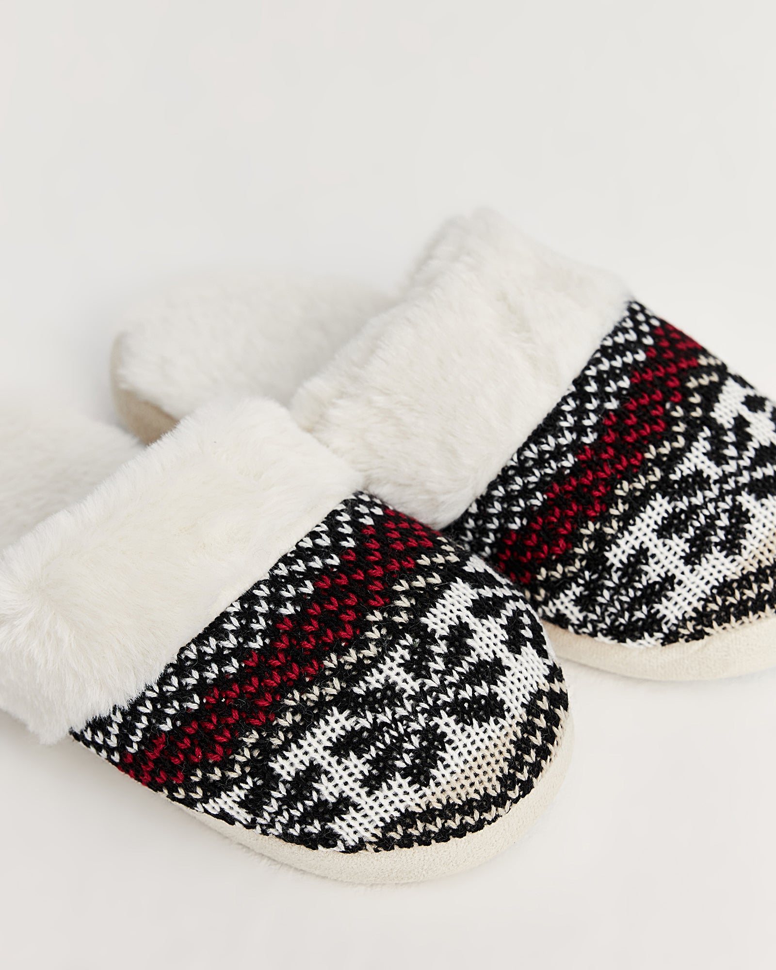 kadın ev terliği,kadın ev içi terlik,bayan ev terliği,kadın kışlık terlik,kadın yazlık terlik,evde giyilen kadın terlikleri,kadın konforlu terlik,rahat kadın ev terliği,kaymaz taban kadın terlik,kapalı kadın ev terliği