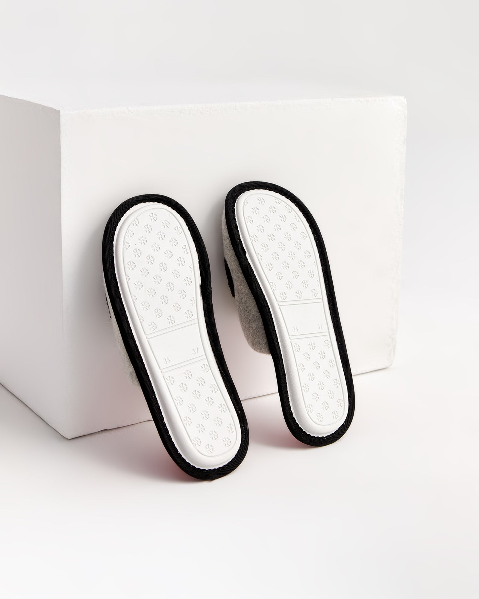 kadın ev terliği,kadın ev içi terlik,bayan ev terliği,kadın kışlık terlik,kadın yazlık terlik,evde giyilen kadın terlikleri,kadın konforlu terlik,rahat kadın ev terliği,kaymaz taban kadın terlik,kapalı kadın ev terliği