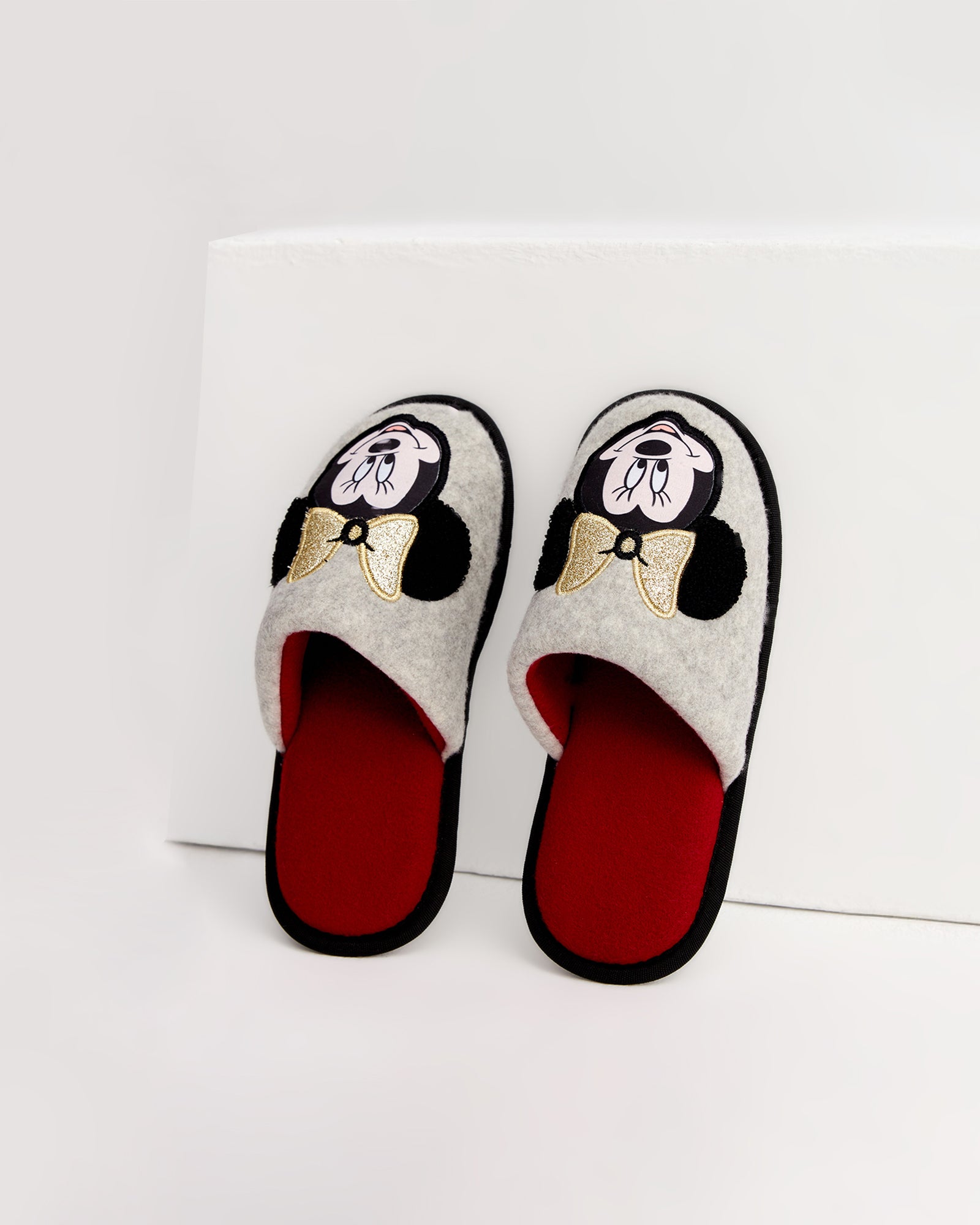 kadın ev terliği,kadın ev içi terlik,bayan ev terliği,kadın kışlık terlik,kadın yazlık terlik,evde giyilen kadın terlikleri,kadın konforlu terlik,rahat kadın ev terliği,kaymaz taban kadın terlik,kapalı kadın ev terliği