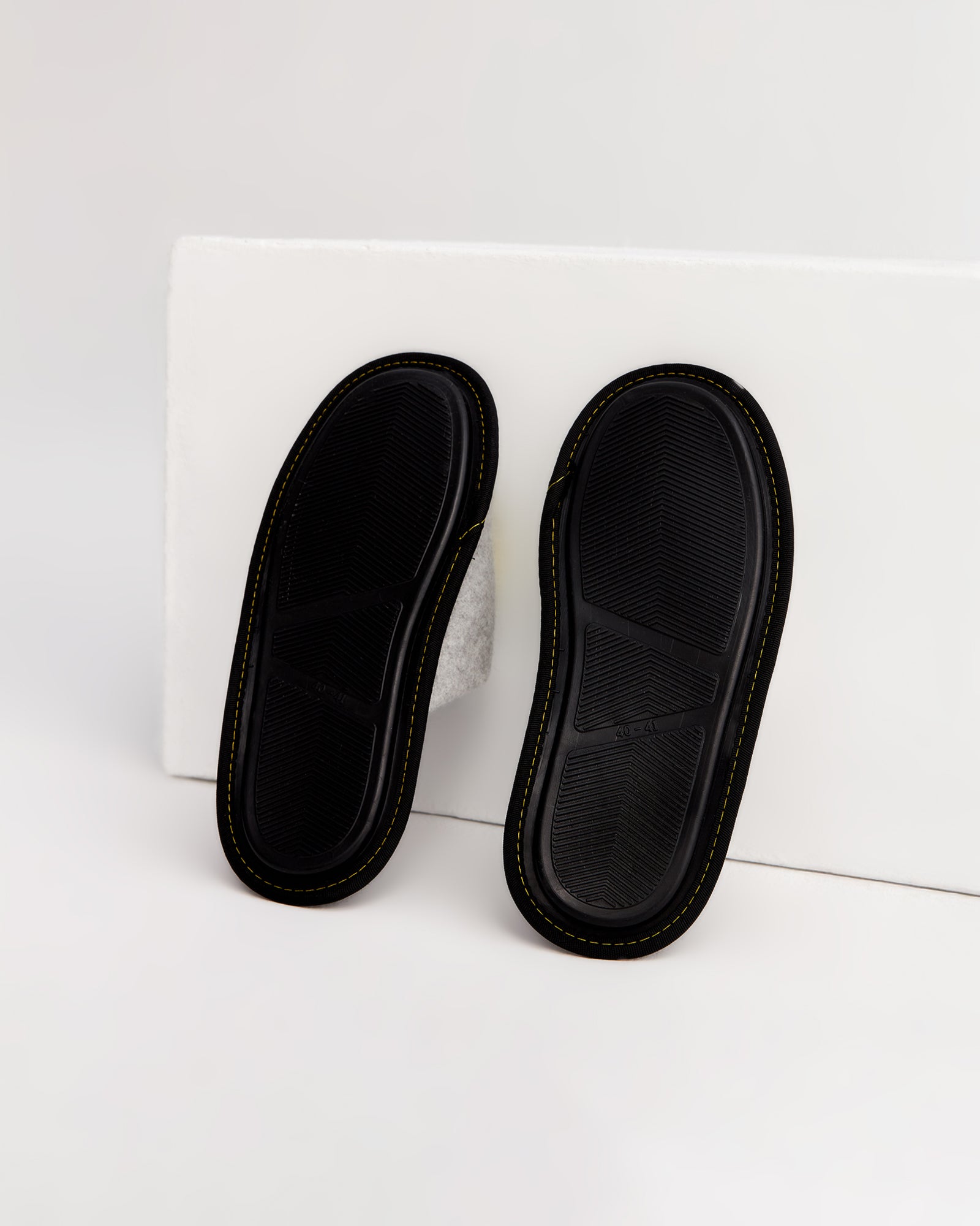 erkek ev terliği,erkek ev içi terlik,erkek ev terliği modelleri,erkek kışlık terlik,erkek yazlık ev terliği,erkek ev terliği fiyatları,evde giyilen erkek terlikleri,rahat erkek ev terliği,konforlu erkek ev terliği