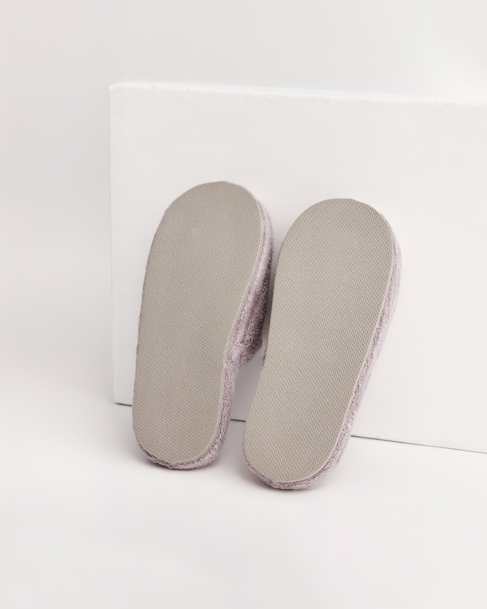 kadın ev terliği,kadın ev içi terlik,bayan ev terliği,kadın kışlık terlik,kadın yazlık terlik,evde giyilen kadın terlikleri,kadın konforlu terlik,rahat kadın ev terliği,kaymaz taban kadın terlik,kapalı kadın ev terliği