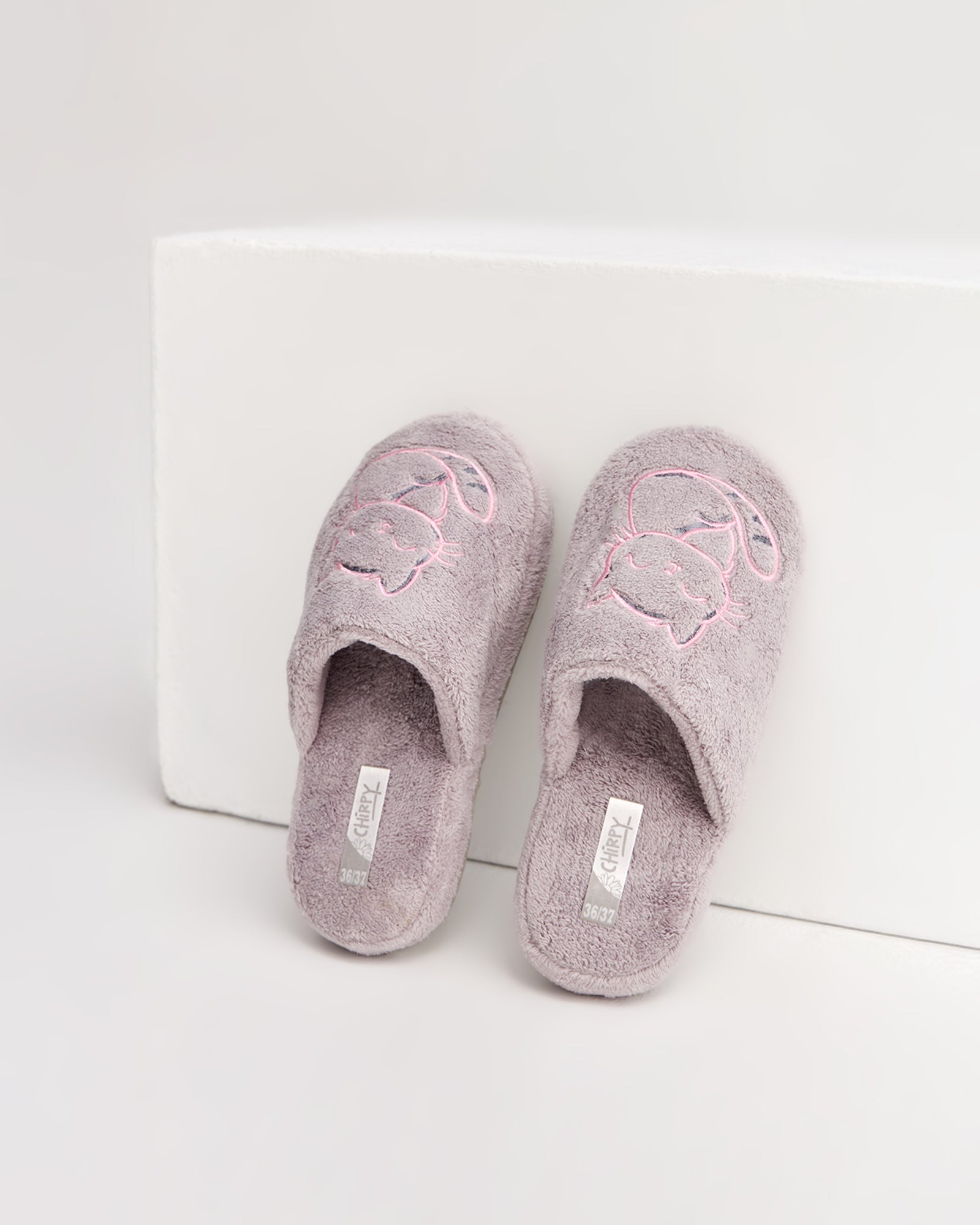 kadın ev terliği,kadın ev içi terlik,bayan ev terliği,kadın kışlık terlik,kadın yazlık terlik,evde giyilen kadın terlikleri,kadın konforlu terlik,rahat kadın ev terliği,kaymaz taban kadın terlik,kapalı kadın ev terliği