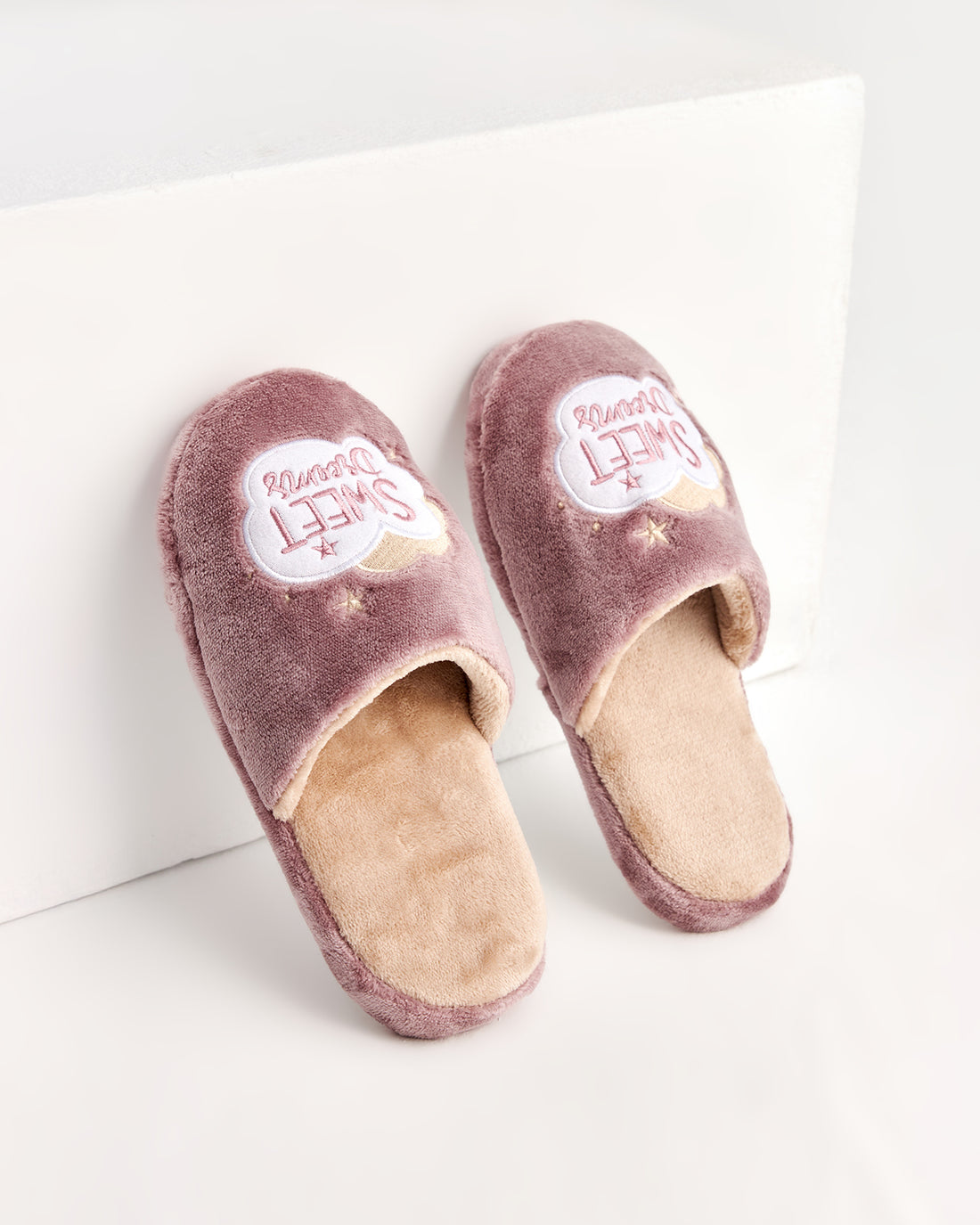 kadın ev terliği,kadın ev içi terlik,bayan ev terliği,kadın kışlık terlik,kadın yazlık terlik,evde giyilen kadın terlikleri,kadın konforlu terlik,rahat kadın ev terliği,kaymaz taban kadın terlik,kapalı kadın ev terliği