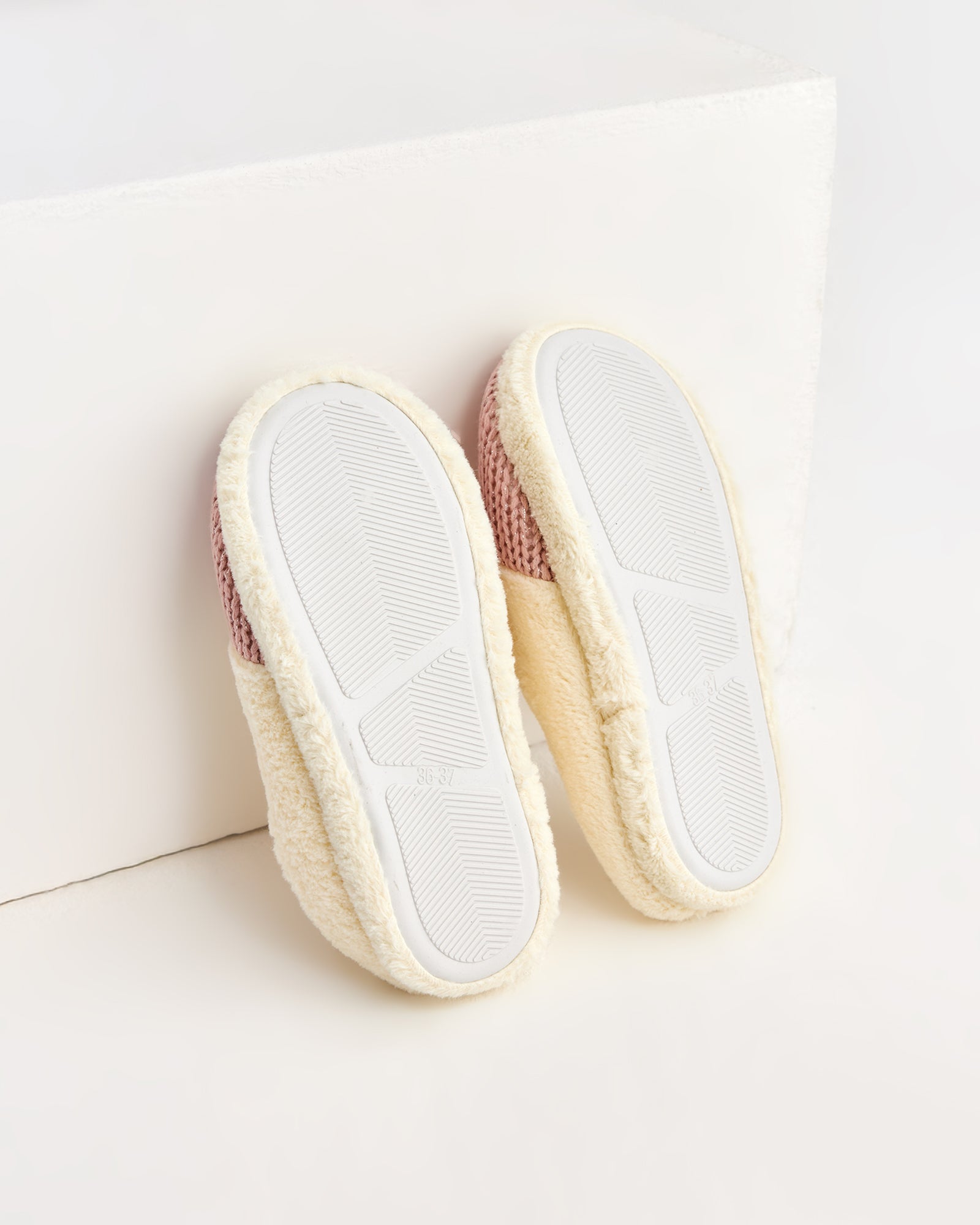 kadın ev terliği,kadın ev içi terlik,bayan ev terliği,kadın kışlık terlik,kadın yazlık terlik,evde giyilen kadın terlikleri,kadın konforlu terlik,rahat kadın ev terliği,kaymaz taban kadın terlik,kapalı kadın ev terliği