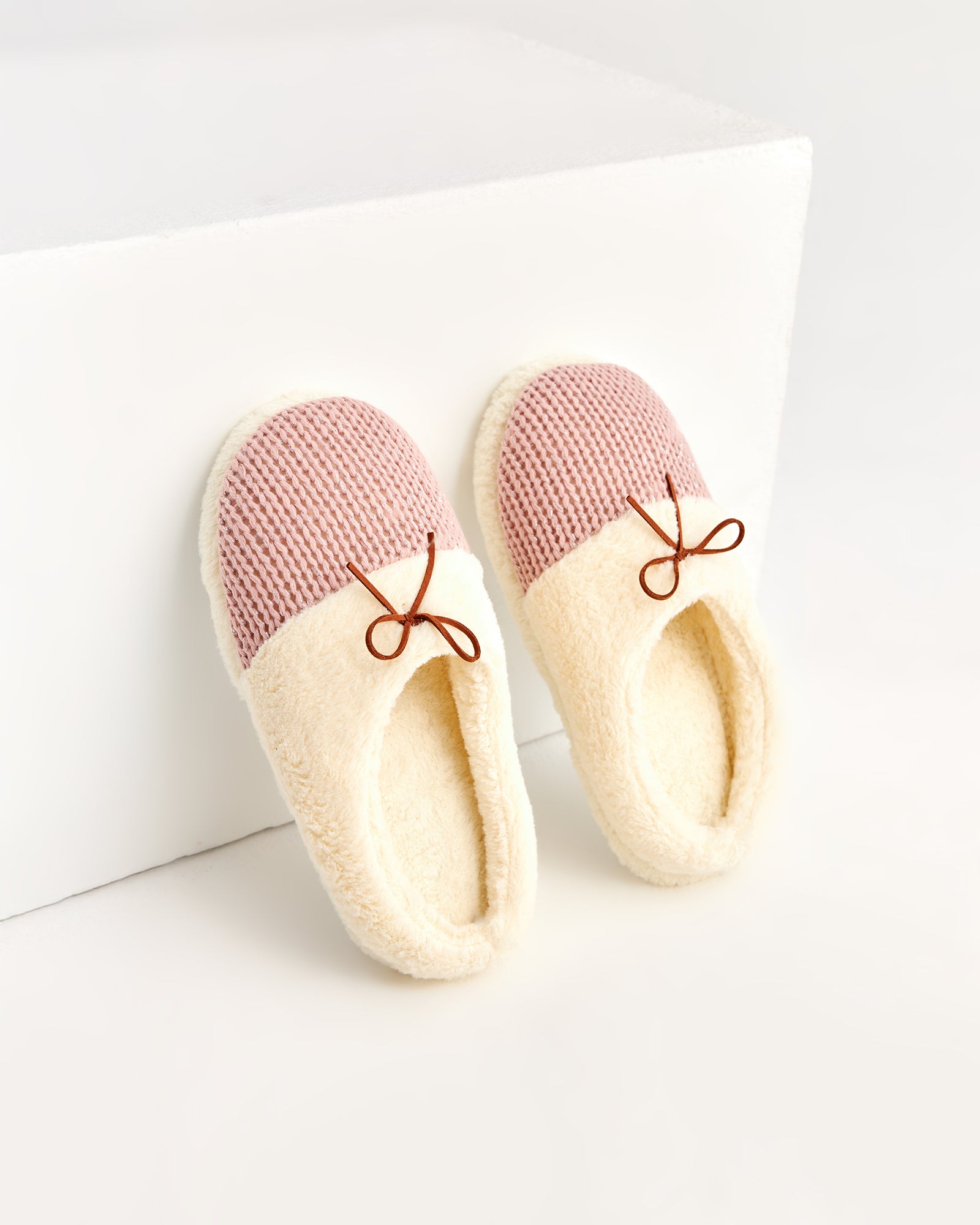 kadın ev terliği,kadın ev içi terlik,bayan ev terliği,kadın kışlık terlik,kadın yazlık terlik,evde giyilen kadın terlikleri,kadın konforlu terlik,rahat kadın ev terliği,kaymaz taban kadın terlik,kapalı kadın ev terliği