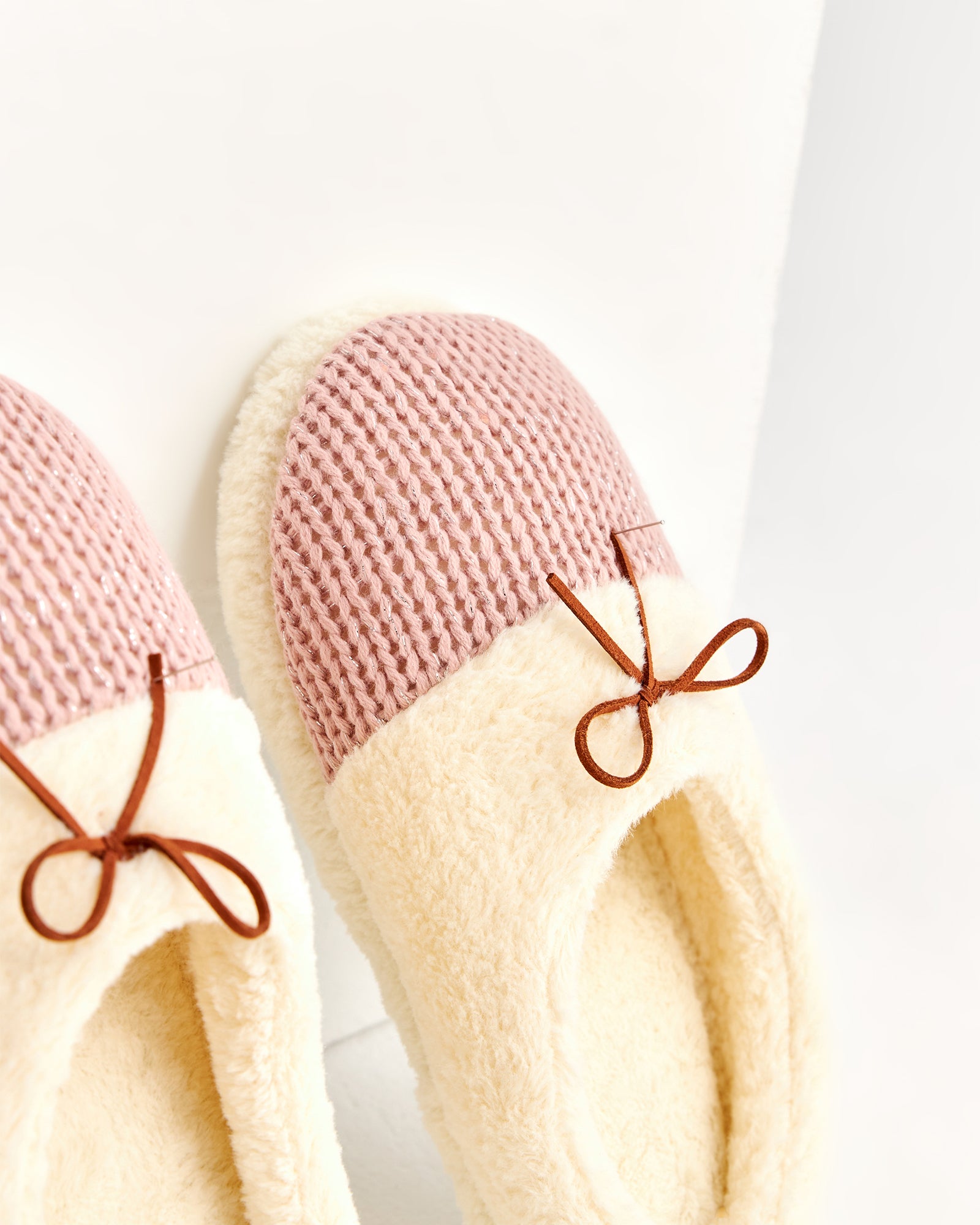 kadın ev terliği,kadın ev içi terlik,bayan ev terliği,kadın kışlık terlik,kadın yazlık terlik,evde giyilen kadın terlikleri,kadın konforlu terlik,rahat kadın ev terliği,kaymaz taban kadın terlik,kapalı kadın ev terliği