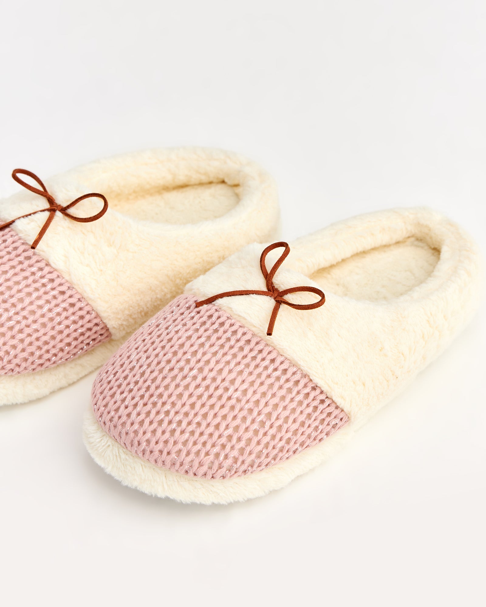 kadın ev terliği,kadın ev içi terlik,bayan ev terliği,kadın kışlık terlik,kadın yazlık terlik,evde giyilen kadın terlikleri,kadın konforlu terlik,rahat kadın ev terliği,kaymaz taban kadın terlik,kapalı kadın ev terliği