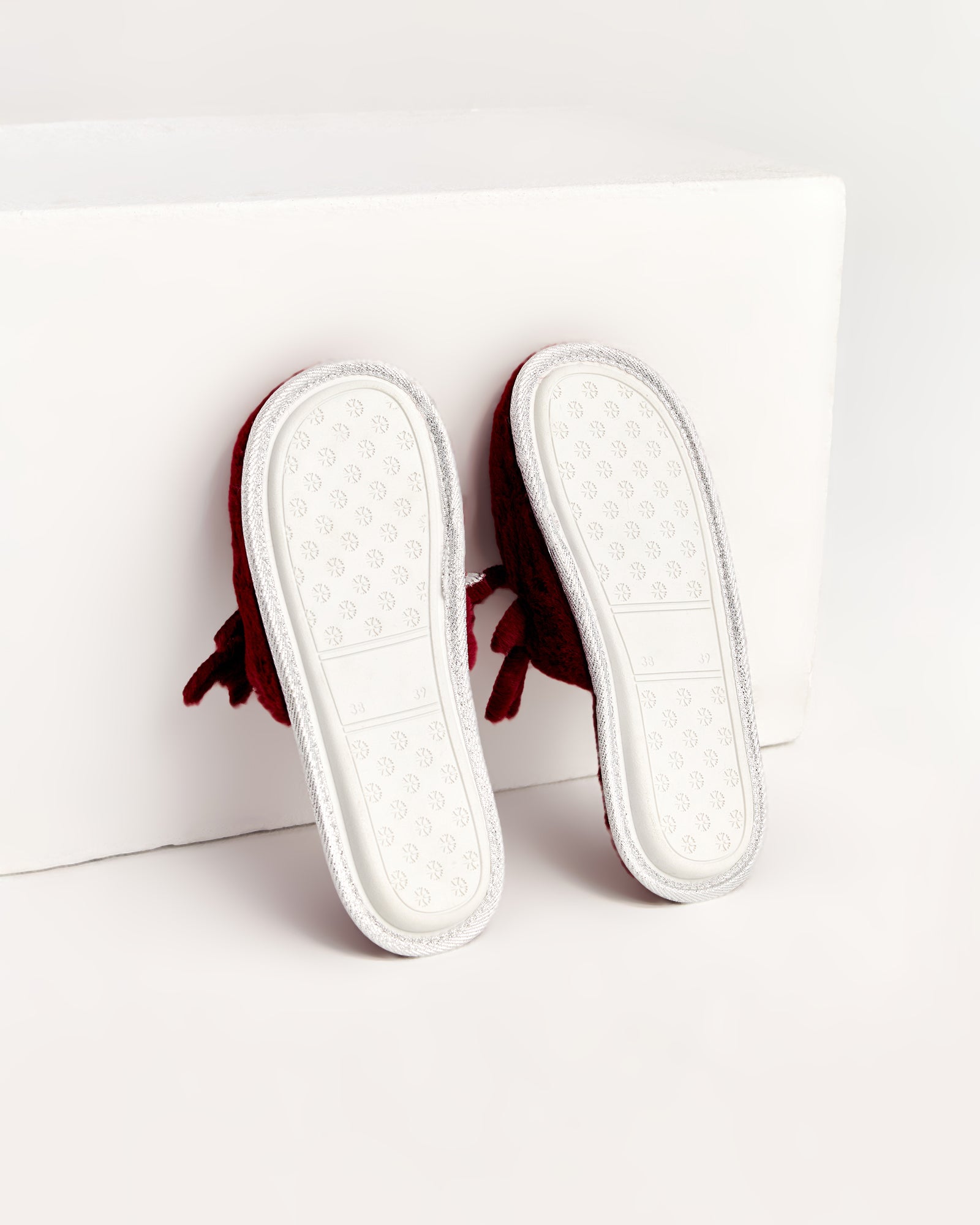 kadın ev terliği,kadın ev içi terlik,bayan ev terliği,kadın kışlık terlik,kadın yazlık terlik,evde giyilen kadın terlikleri,kadın konforlu terlik,rahat kadın ev terliği,kaymaz taban kadın terlik,kapalı kadın ev terliği