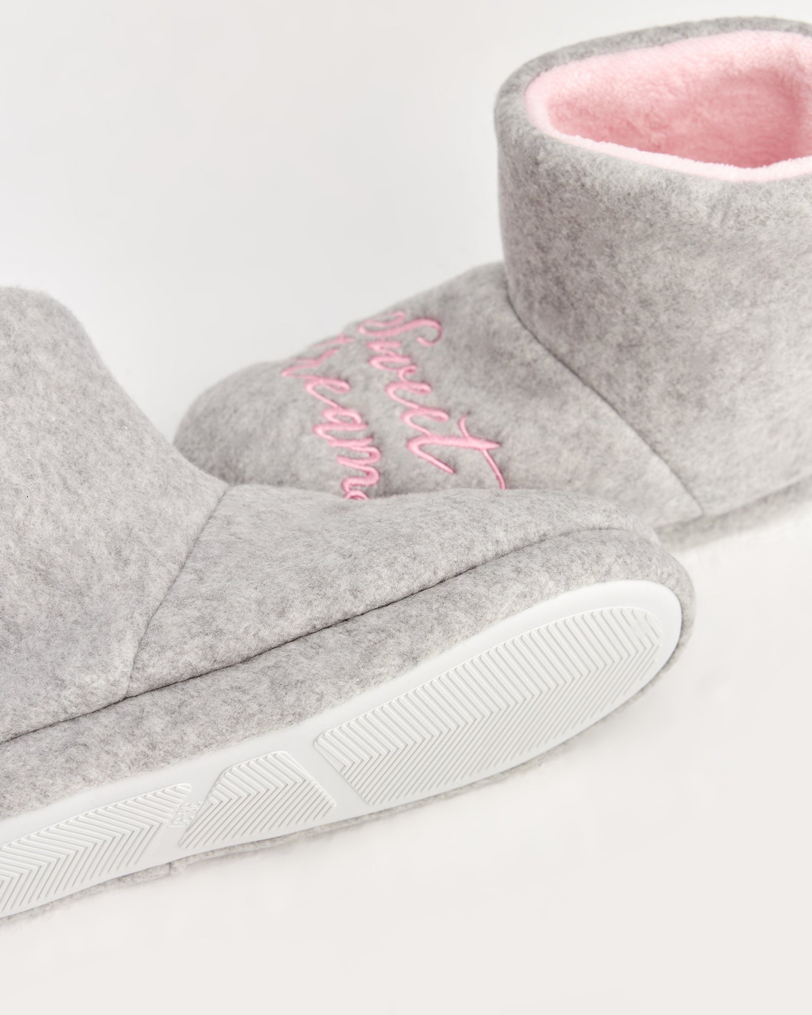 kadın panduf,kadın ev içi panduf,bayan panduf,kadın kışlık panduf,ev için kadın panduf,kadın panduf modelleri,yumuşak kadın panduf,sıcak tutan kadın panduf,kadın ev pandufu,peluş kadın panduf