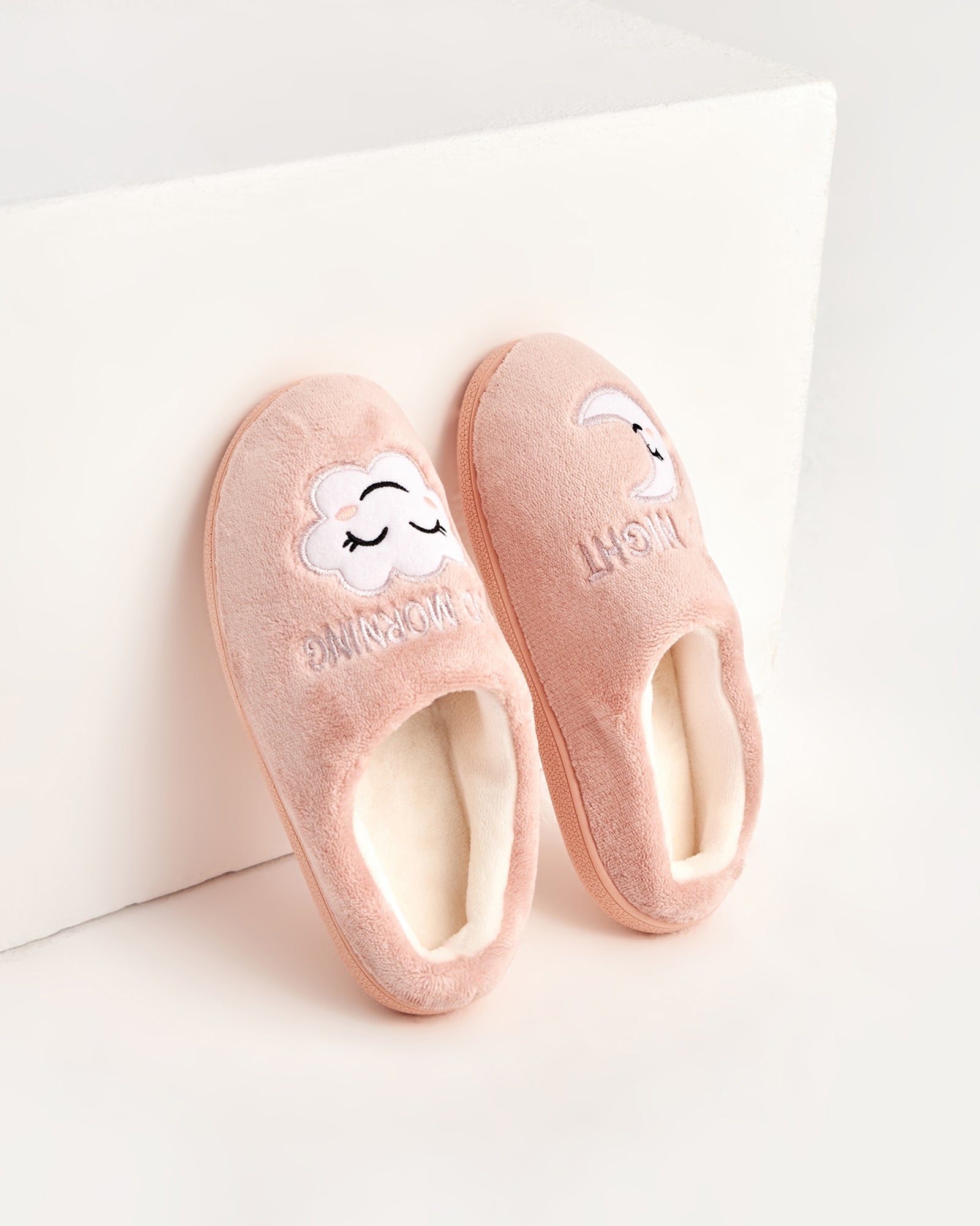 kadın ev terliği,kadın ev içi terlik,bayan ev terliği,kadın kışlık terlik,kadın yazlık terlik,evde giyilen kadın terlikleri,kadın konforlu terlik,rahat kadın ev terliği,kaymaz taban kadın terlik,kapalı kadın ev terliği