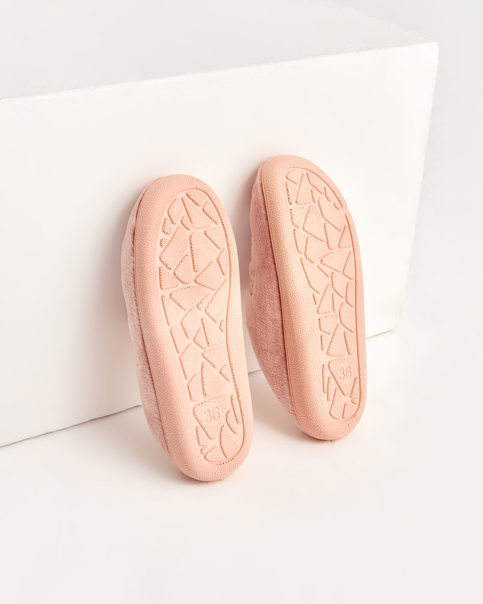 kadın ev terliği,kadın ev içi terlik,bayan ev terliği,kadın kışlık terlik,kadın yazlık terlik,evde giyilen kadın terlikleri,kadın konforlu terlik,rahat kadın ev terliği,kaymaz taban kadın terlik,kapalı kadın ev terliği