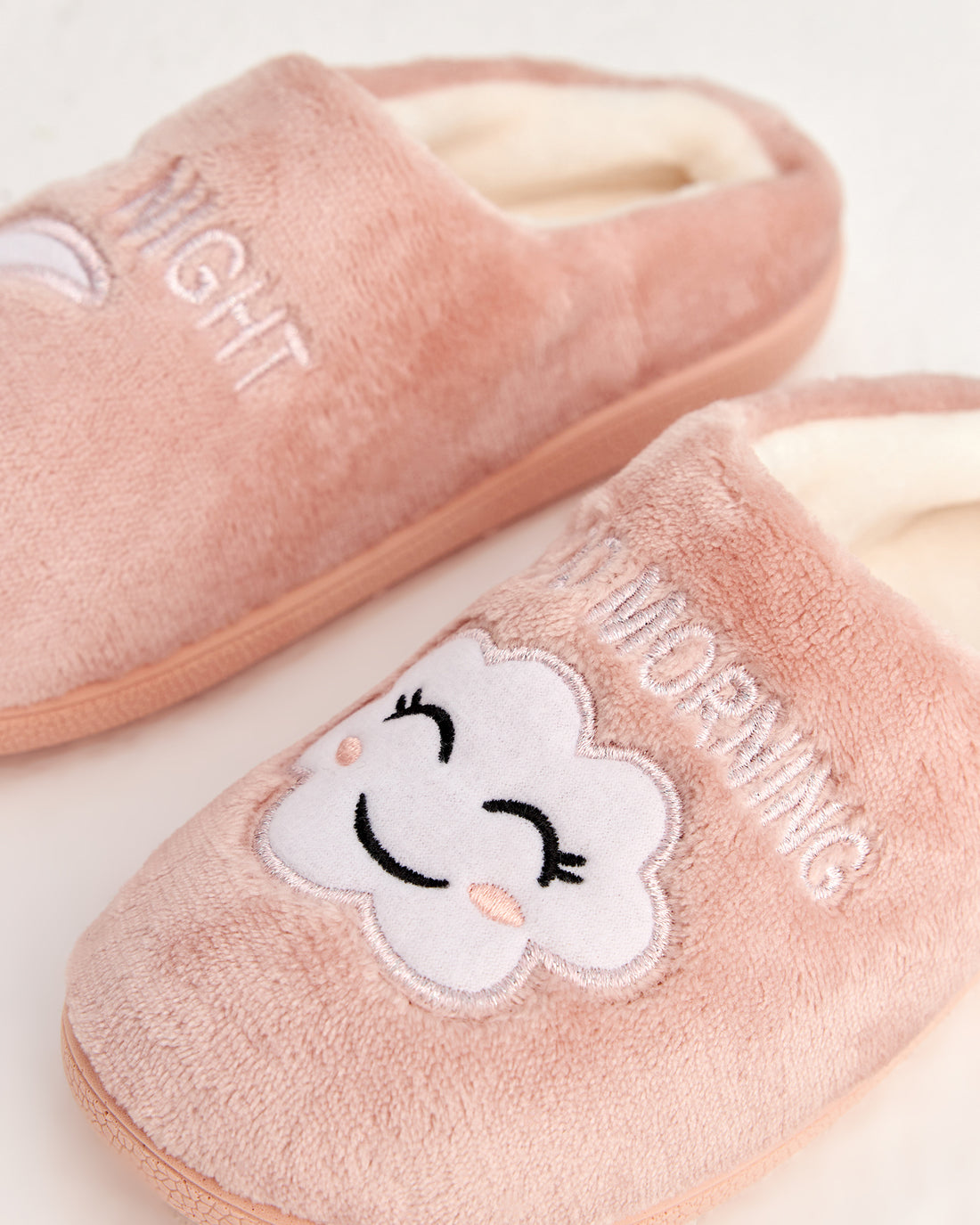 kadın ev terliği,kadın ev içi terlik,bayan ev terliği,kadın kışlık terlik,kadın yazlık terlik,evde giyilen kadın terlikleri,kadın konforlu terlik,rahat kadın ev terliği,kaymaz taban kadın terlik,kapalı kadın ev terliği