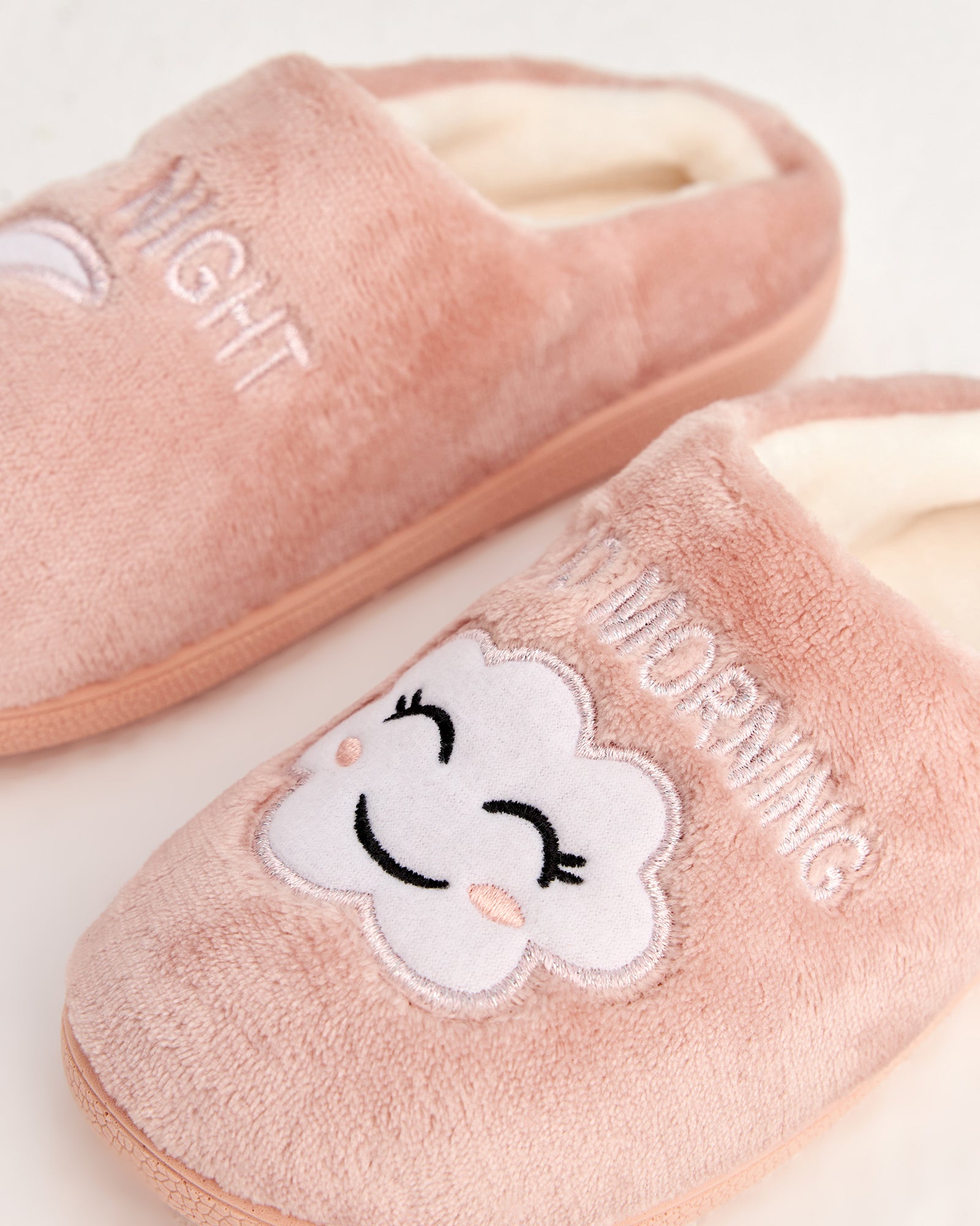 kadın ev terliği,kadın ev içi terlik,bayan ev terliği,kadın kışlık terlik,kadın yazlık terlik,evde giyilen kadın terlikleri,kadın konforlu terlik,rahat kadın ev terliği,kaymaz taban kadın terlik,kapalı kadın ev terliği