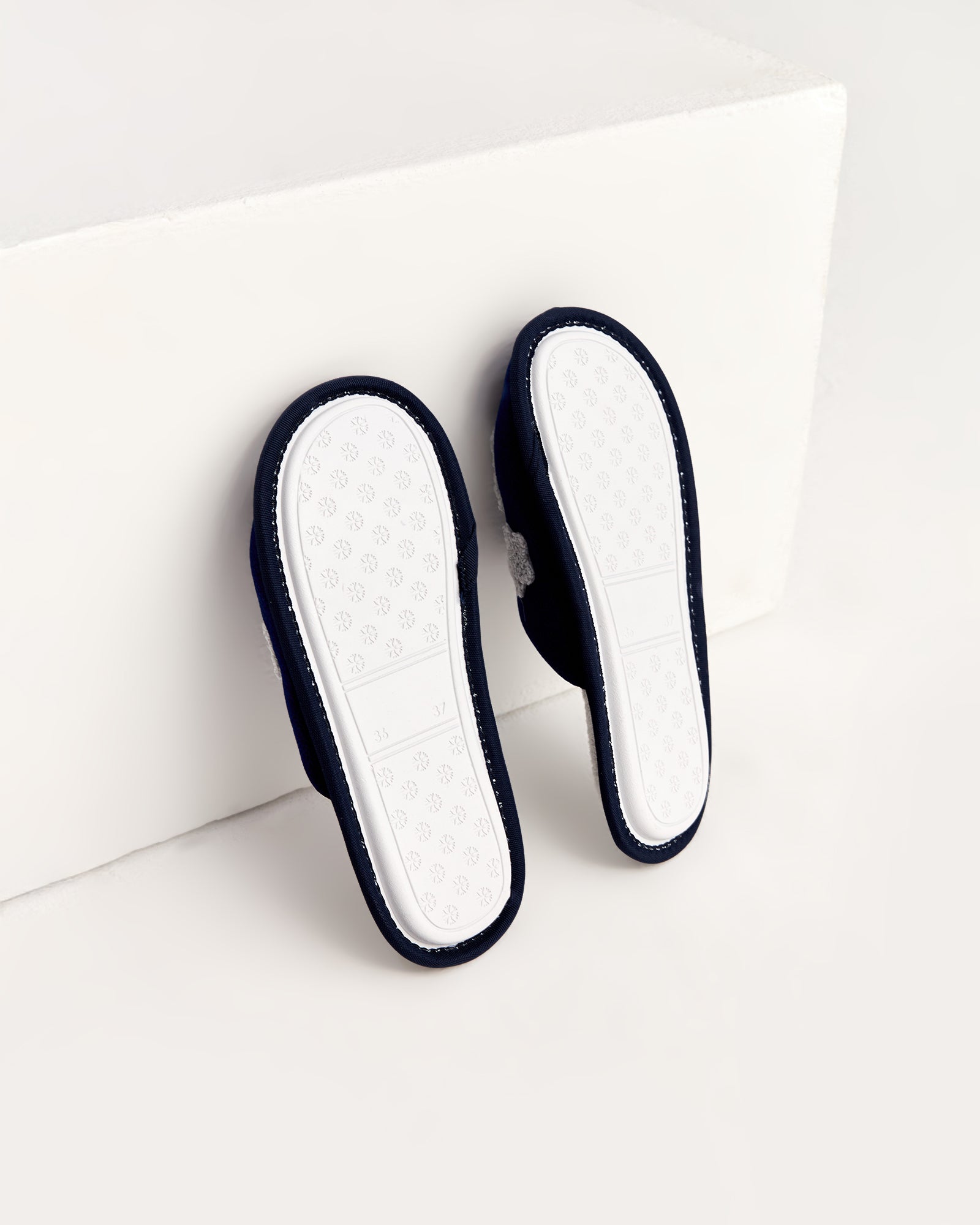 kadın ev terliği,kadın ev içi terlik,bayan ev terliği,kadın kışlık terlik,kadın yazlık terlik,evde giyilen kadın terlikleri,kadın konforlu terlik,rahat kadın ev terliği,kaymaz taban kadın terlik,kapalı kadın ev terliği