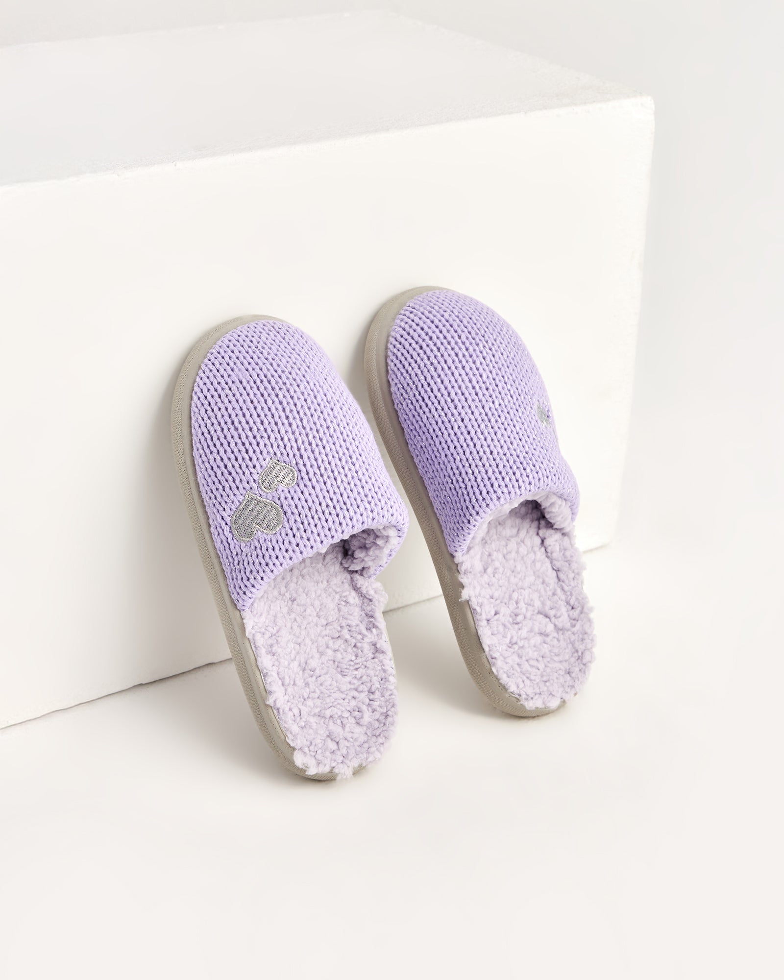 kadın ev terliği,kadın ev içi terlik,bayan ev terliği,kadın kışlık terlik,kadın yazlık terlik,evde giyilen kadın terlikleri,kadın konforlu terlik,rahat kadın ev terliği,kaymaz taban kadın terlik,kapalı kadın ev terliği