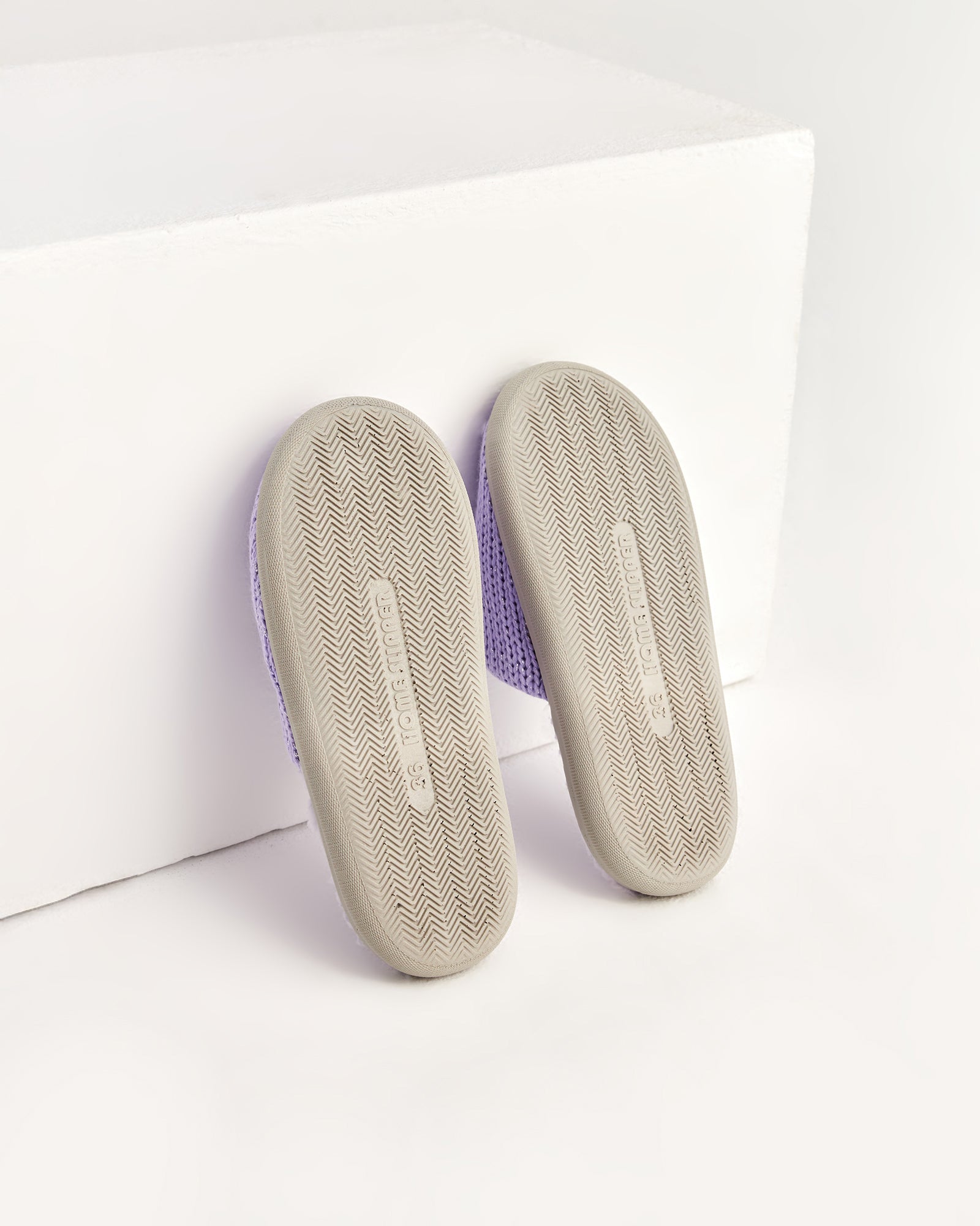 kadın ev terliği,kadın ev içi terlik,bayan ev terliği,kadın kışlık terlik,kadın yazlık terlik,evde giyilen kadın terlikleri,kadın konforlu terlik,rahat kadın ev terliği,kaymaz taban kadın terlik,kapalı kadın ev terliği