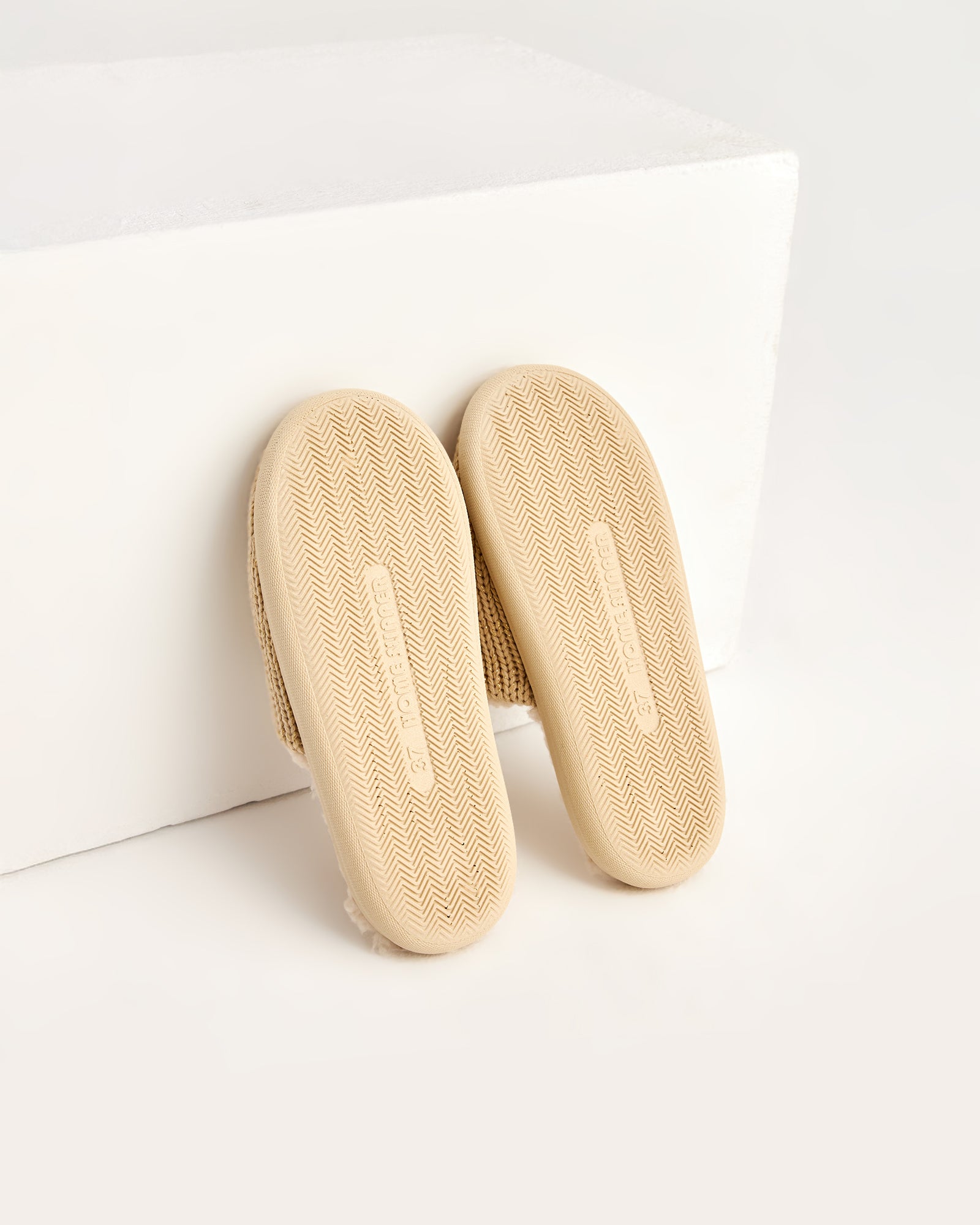 kadın ev terliği,kadın ev içi terlik,bayan ev terliği,kadın kışlık terlik,kadın yazlık terlik,evde giyilen kadın terlikleri,kadın konforlu terlik,rahat kadın ev terliği,kaymaz taban kadın terlik,kapalı kadın ev terliği