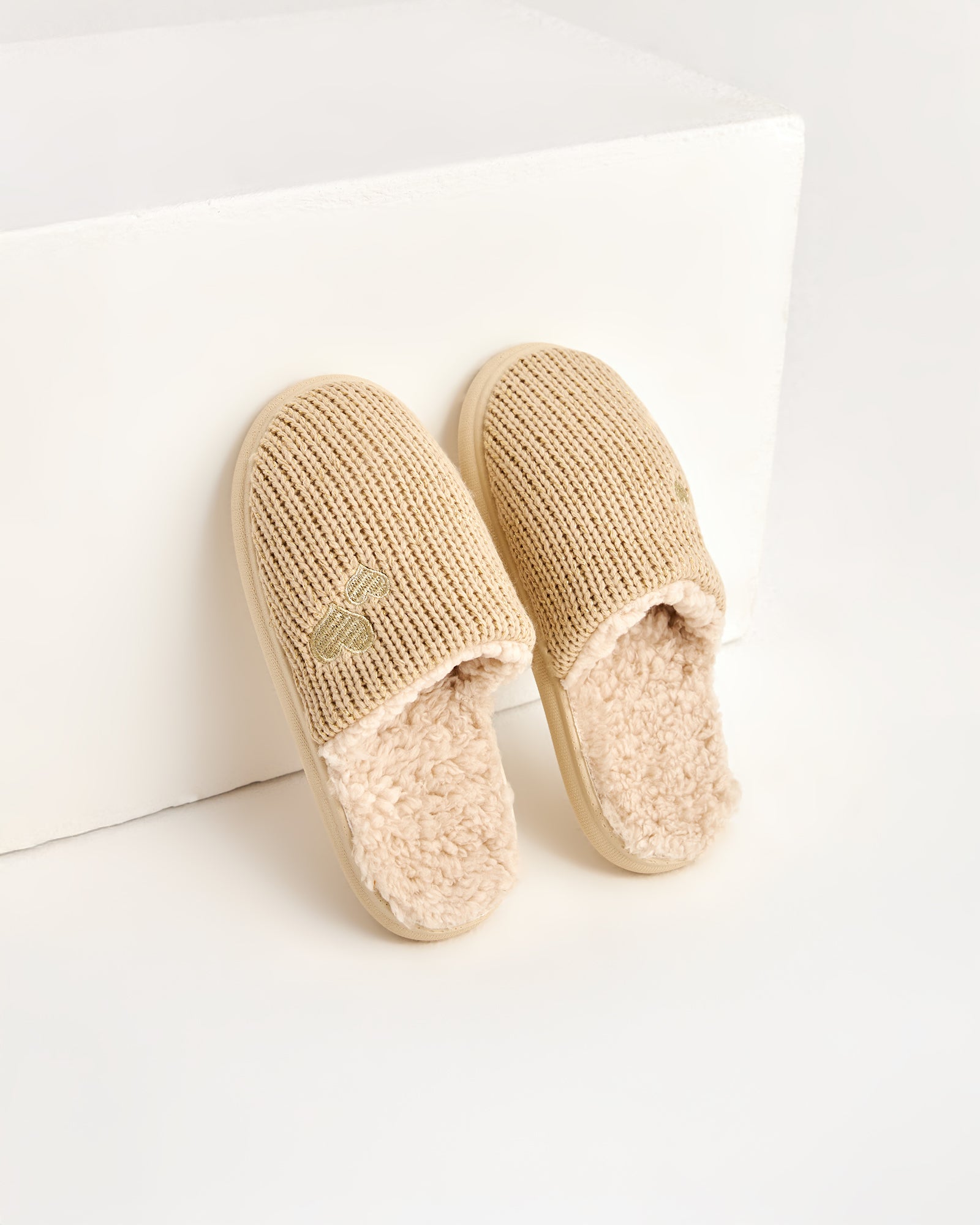 kadın ev terliği,kadın ev içi terlik,bayan ev terliği,kadın kışlık terlik,kadın yazlık terlik,evde giyilen kadın terlikleri,kadın konforlu terlik,rahat kadın ev terliği,kaymaz taban kadın terlik,kapalı kadın ev terliği