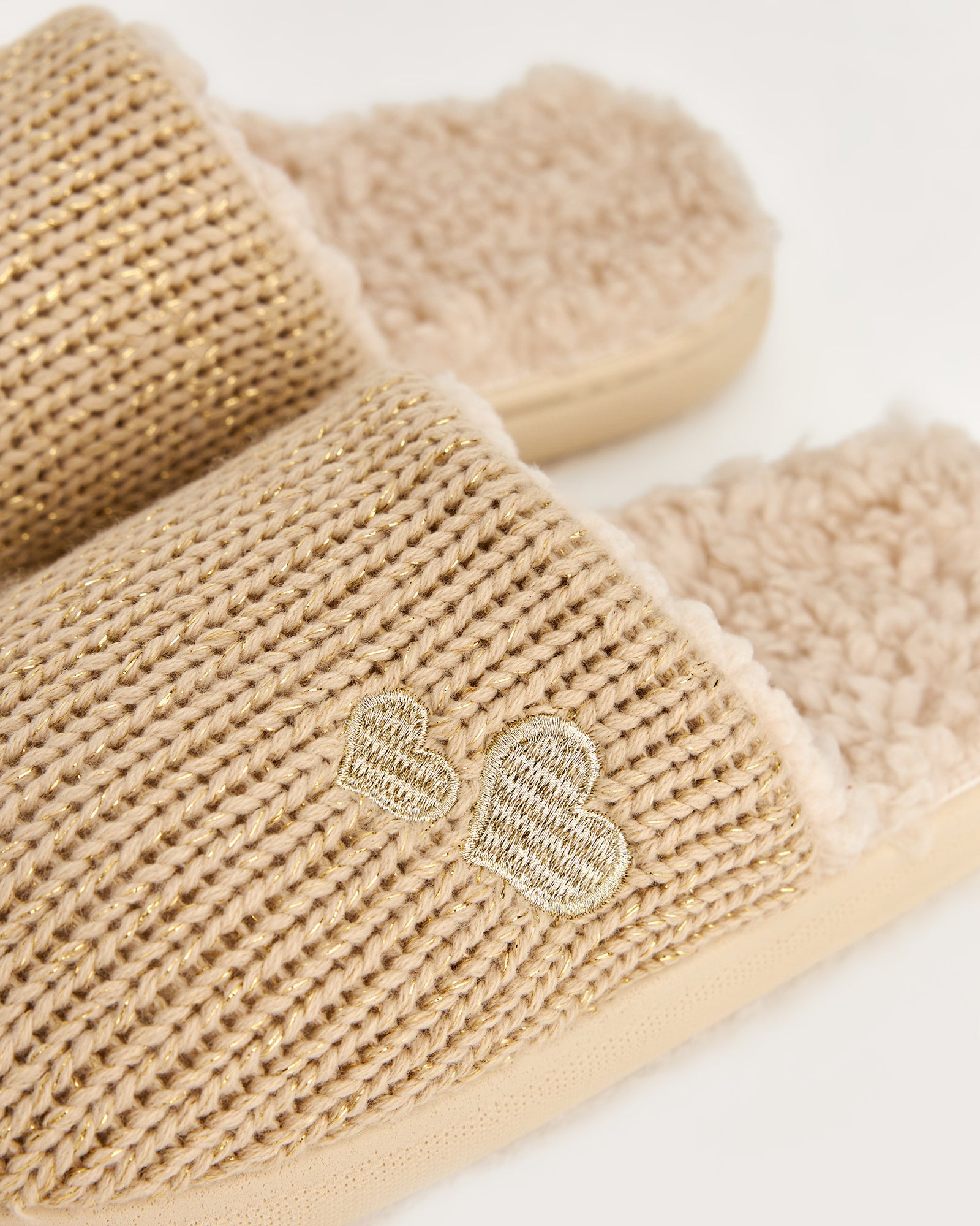 kadın ev terliği,kadın ev içi terlik,bayan ev terliği,kadın kışlık terlik,kadın yazlık terlik,evde giyilen kadın terlikleri,kadın konforlu terlik,rahat kadın ev terliği,kaymaz taban kadın terlik,kapalı kadın ev terliği