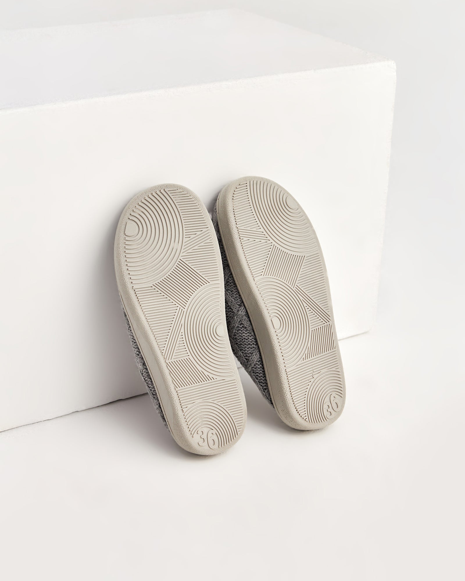 kadın ev içi ayakkabı,bayan ev içi ayakkabı,kadın ev ayakkabısı,kadın iç mekan ayakkabısı,kadın ev ayakkabı modelleri,rahat kadın ev içi ayakkabı,ortopedik ev içi ayakkabı kadın,yumuşak tabanlı kadın ev ayakkabısı,kapalı kadın ev içi ayakkabı,kadın ev ayakkabısı kışlık