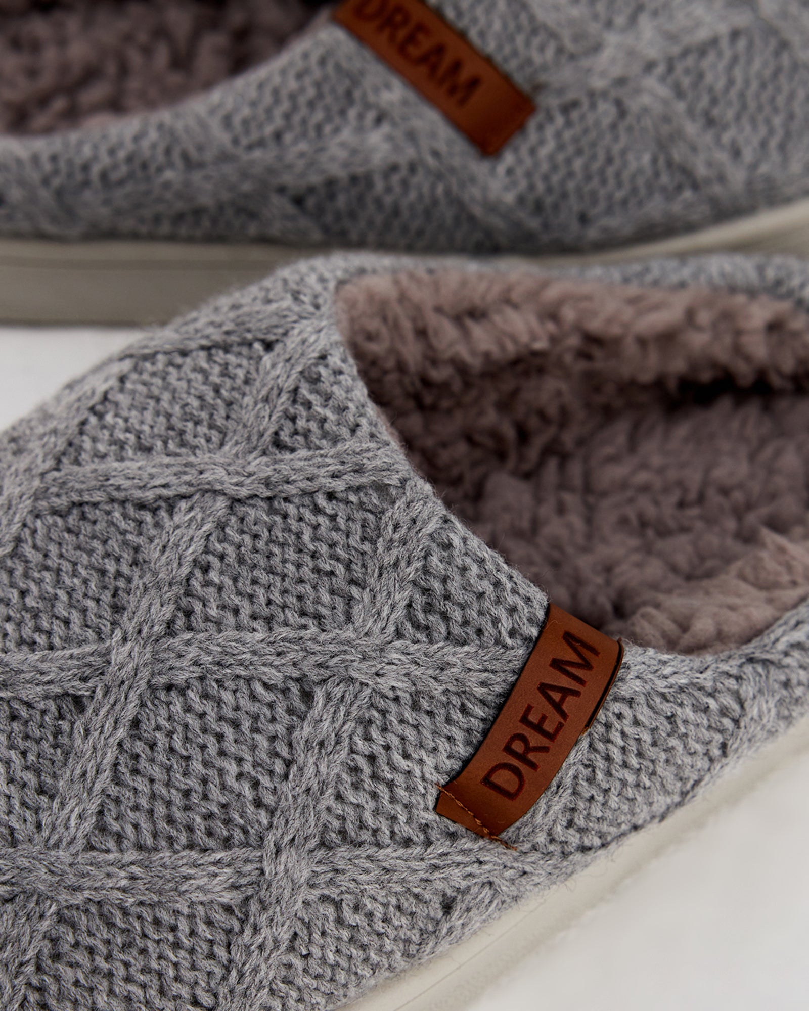 kadın ev içi ayakkabı,bayan ev içi ayakkabı,kadın ev ayakkabısı,kadın iç mekan ayakkabısı,kadın ev ayakkabı modelleri,rahat kadın ev içi ayakkabı,ortopedik ev içi ayakkabı kadın,yumuşak tabanlı kadın ev ayakkabısı,kapalı kadın ev içi ayakkabı,kadın ev ayakkabısı kışlık