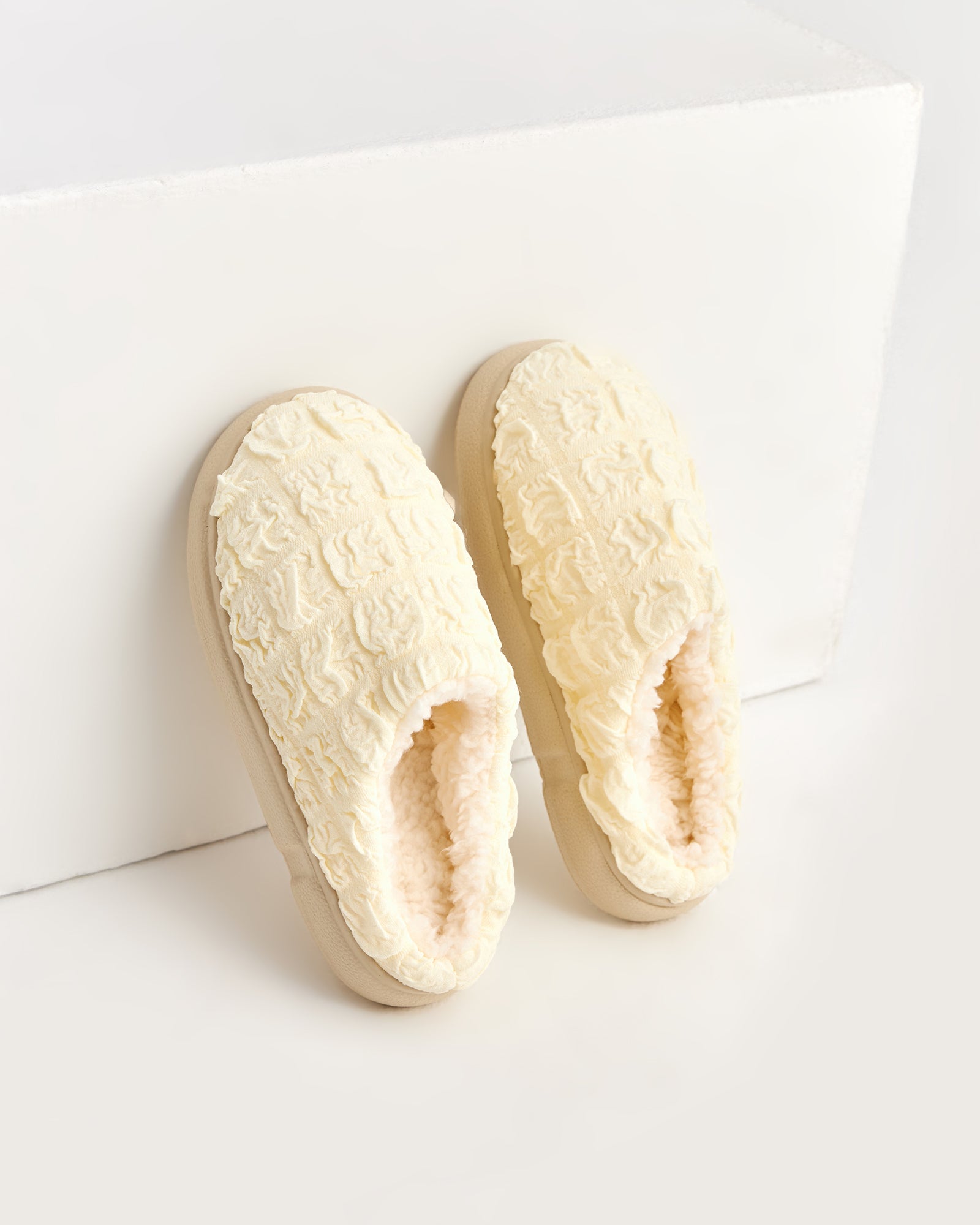 kadın ev terliği,kadın ev içi terlik,bayan ev terliği,kadın kışlık terlik,kadın yazlık terlik,evde giyilen kadın terlikleri,kadın konforlu terlik,rahat kadın ev terliği,kaymaz taban kadın terlik,kapalı kadın ev terliği