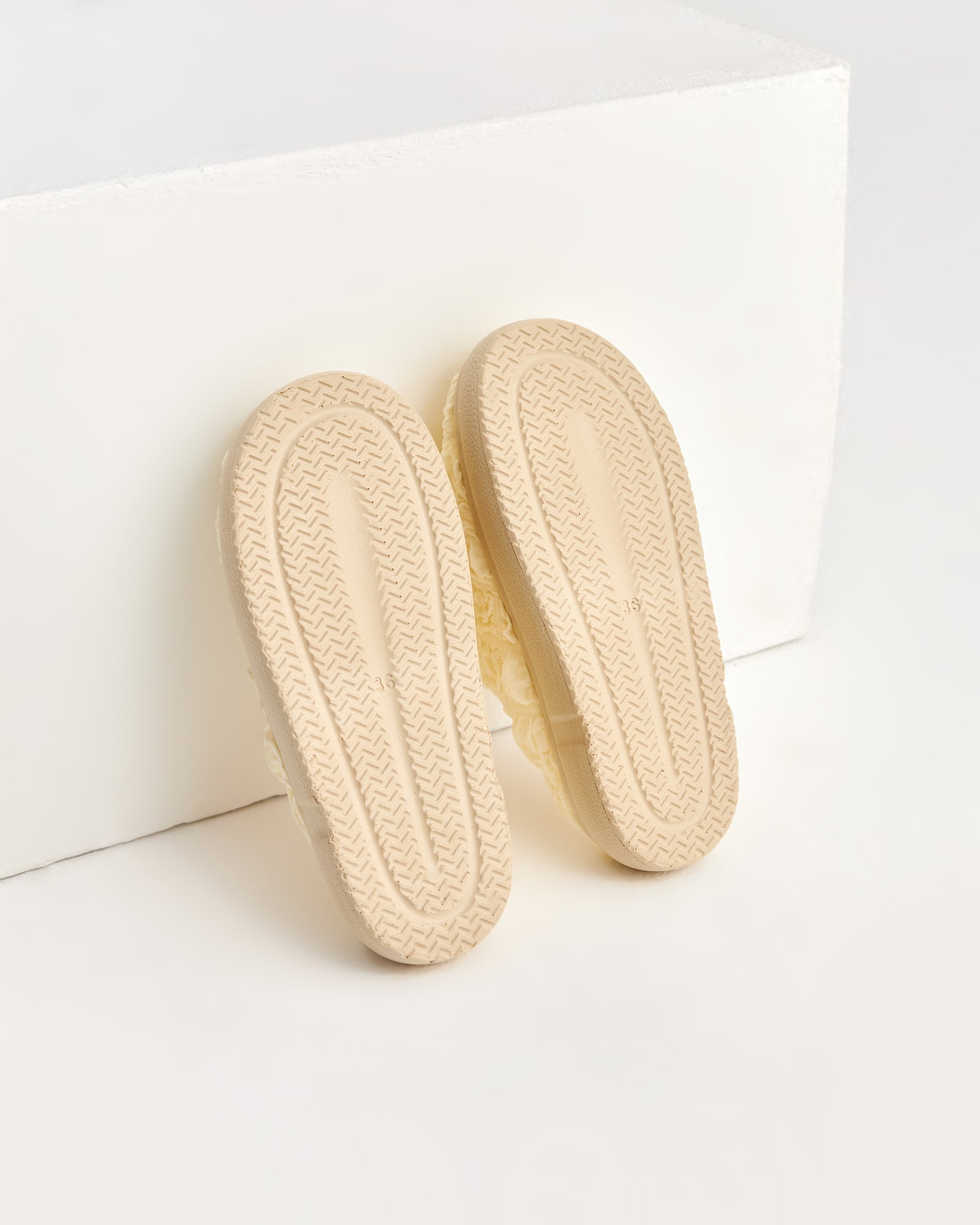 kadın ev terliği,kadın ev içi terlik,bayan ev terliği,kadın kışlık terlik,kadın yazlık terlik,evde giyilen kadın terlikleri,kadın konforlu terlik,rahat kadın ev terliği,kaymaz taban kadın terlik,kapalı kadın ev terliği