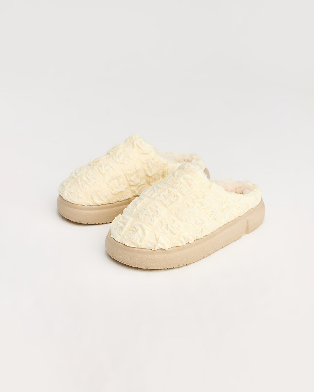 kadın ev terliği,kadın ev içi terlik,bayan ev terliği,kadın kışlık terlik,kadın yazlık terlik,evde giyilen kadın terlikleri,kadın konforlu terlik,rahat kadın ev terliği,kaymaz taban kadın terlik,kapalı kadın ev terliği