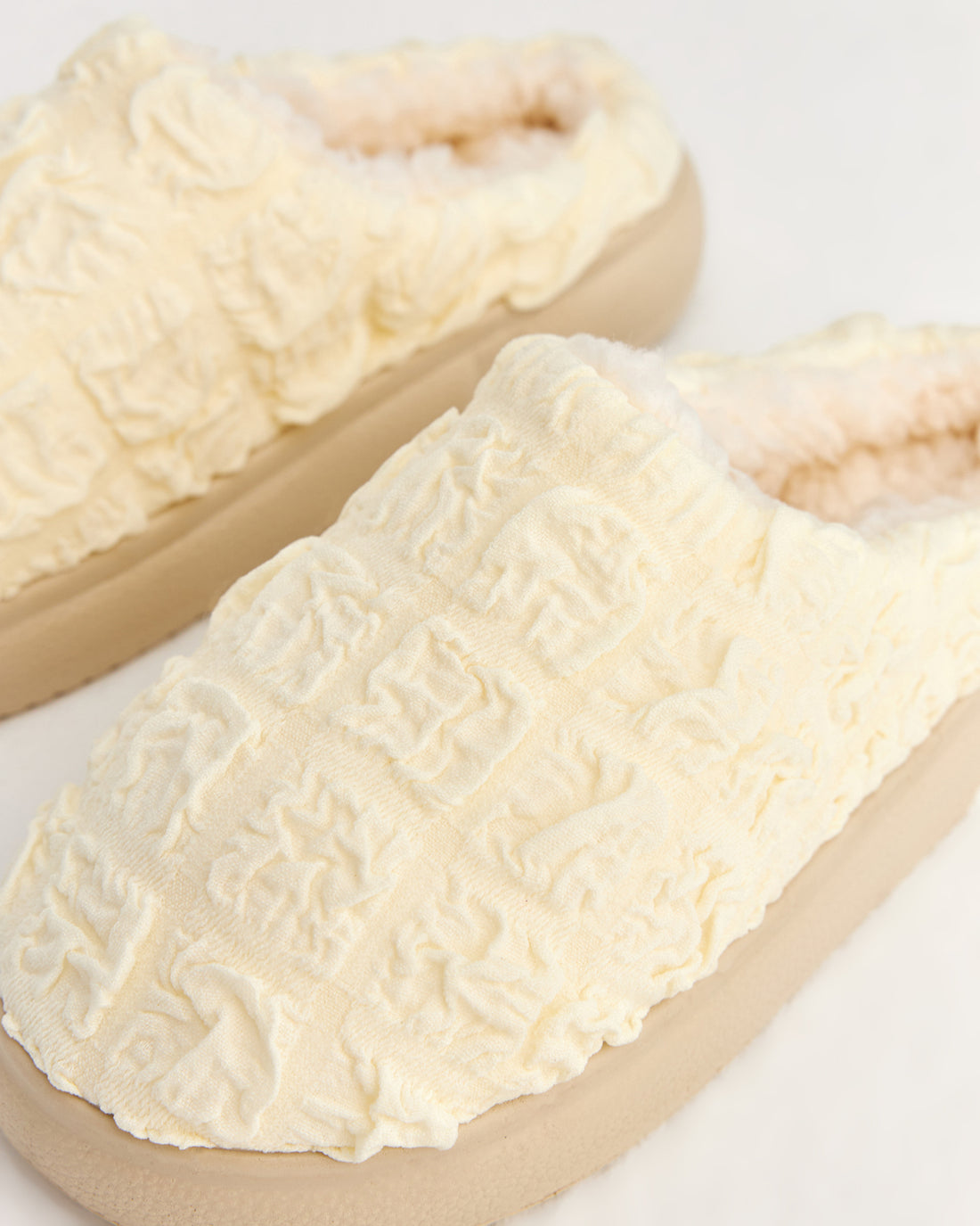 kadın ev terliği,kadın ev içi terlik,bayan ev terliği,kadın kışlık terlik,kadın yazlık terlik,evde giyilen kadın terlikleri,kadın konforlu terlik,rahat kadın ev terliği,kaymaz taban kadın terlik,kapalı kadın ev terliği