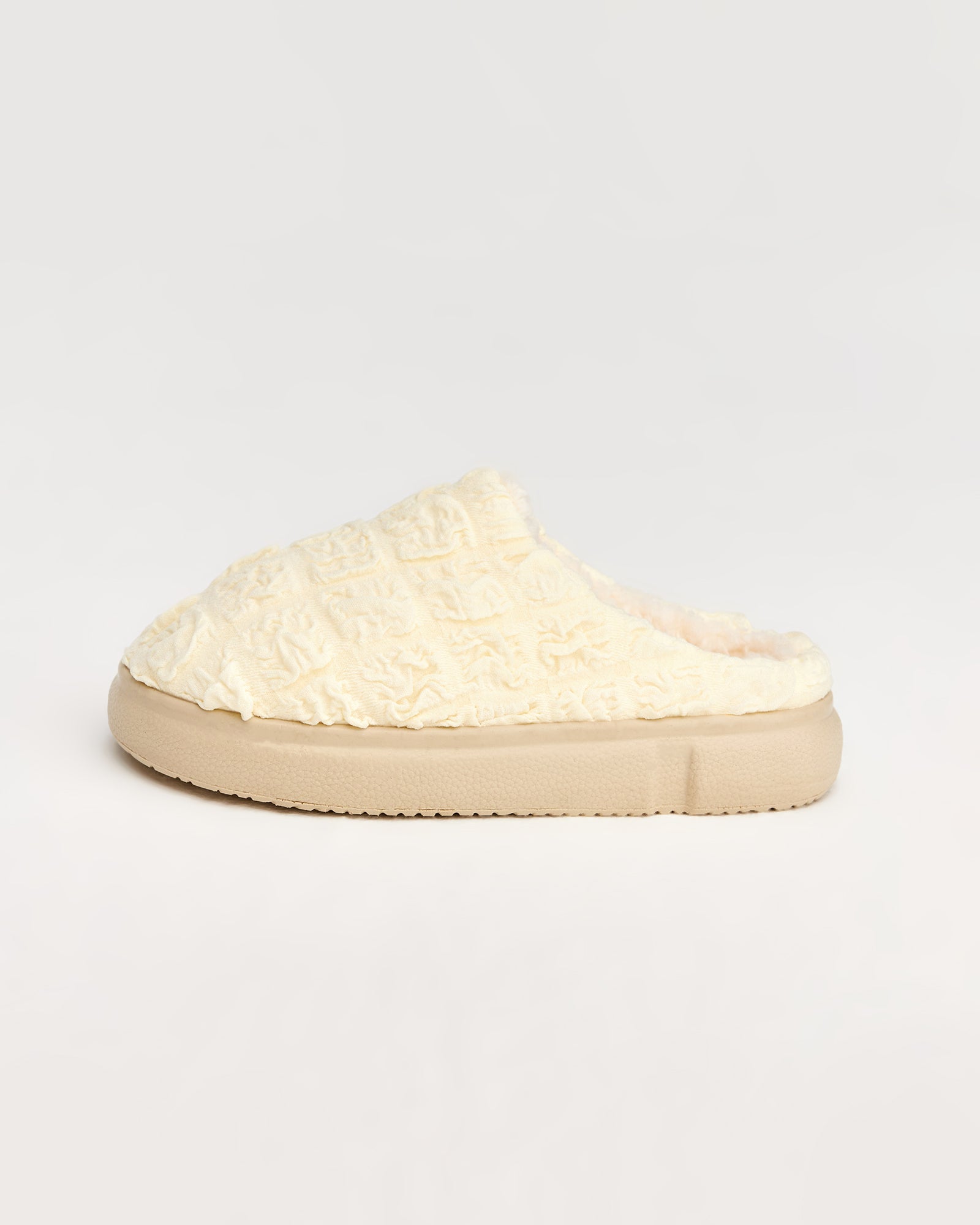 kadın ev terliği,kadın ev içi terlik,bayan ev terliği,kadın kışlık terlik,kadın yazlık terlik,evde giyilen kadın terlikleri,kadın konforlu terlik,rahat kadın ev terliği,kaymaz taban kadın terlik,kapalı kadın ev terliği