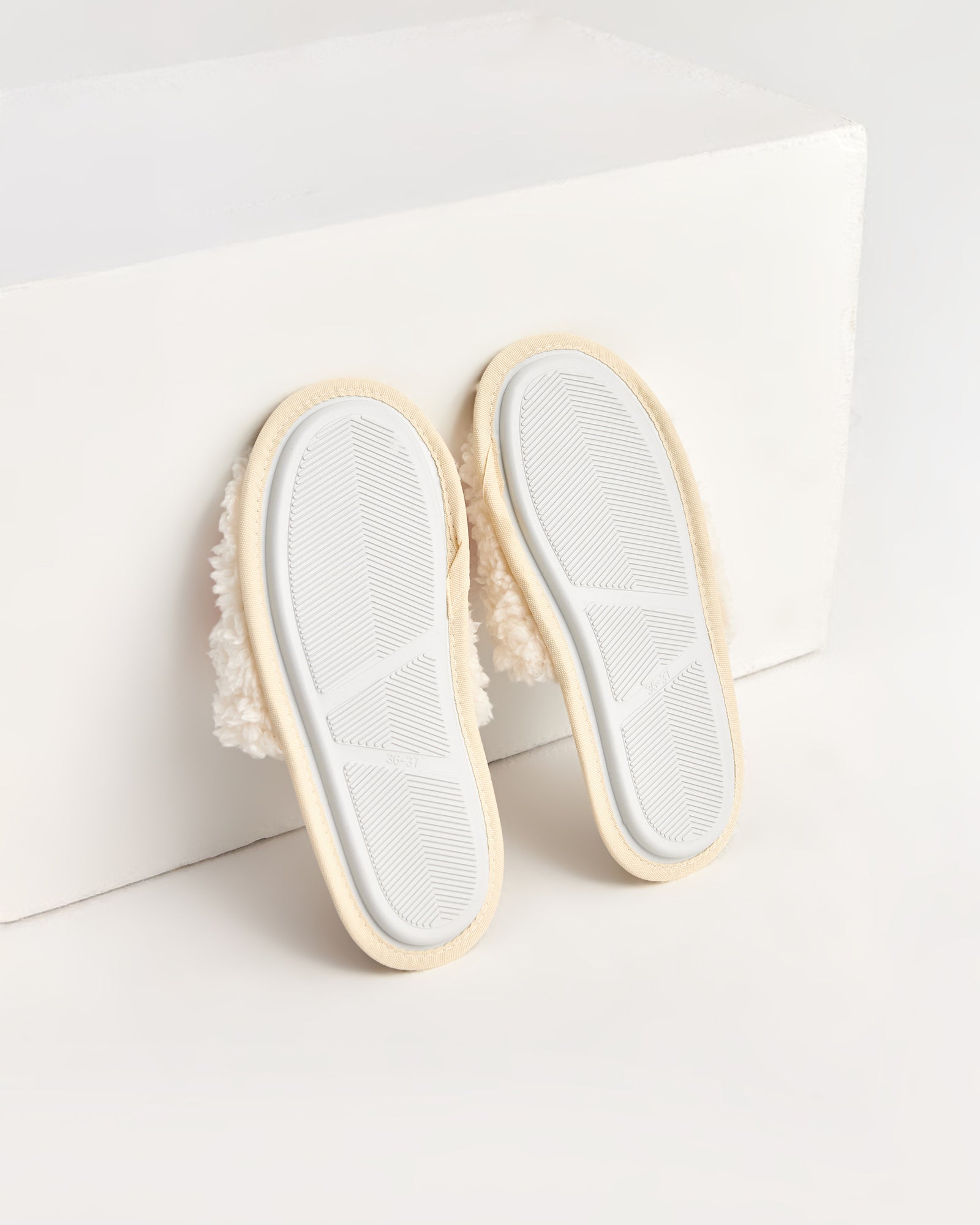 kadın ev terliği,kadın ev içi terlik,bayan ev terliği,kadın kışlık terlik,kadın yazlık terlik,evde giyilen kadın terlikleri,kadın konforlu terlik,rahat kadın ev terliği,kaymaz taban kadın terlik,kapalı kadın ev terliği