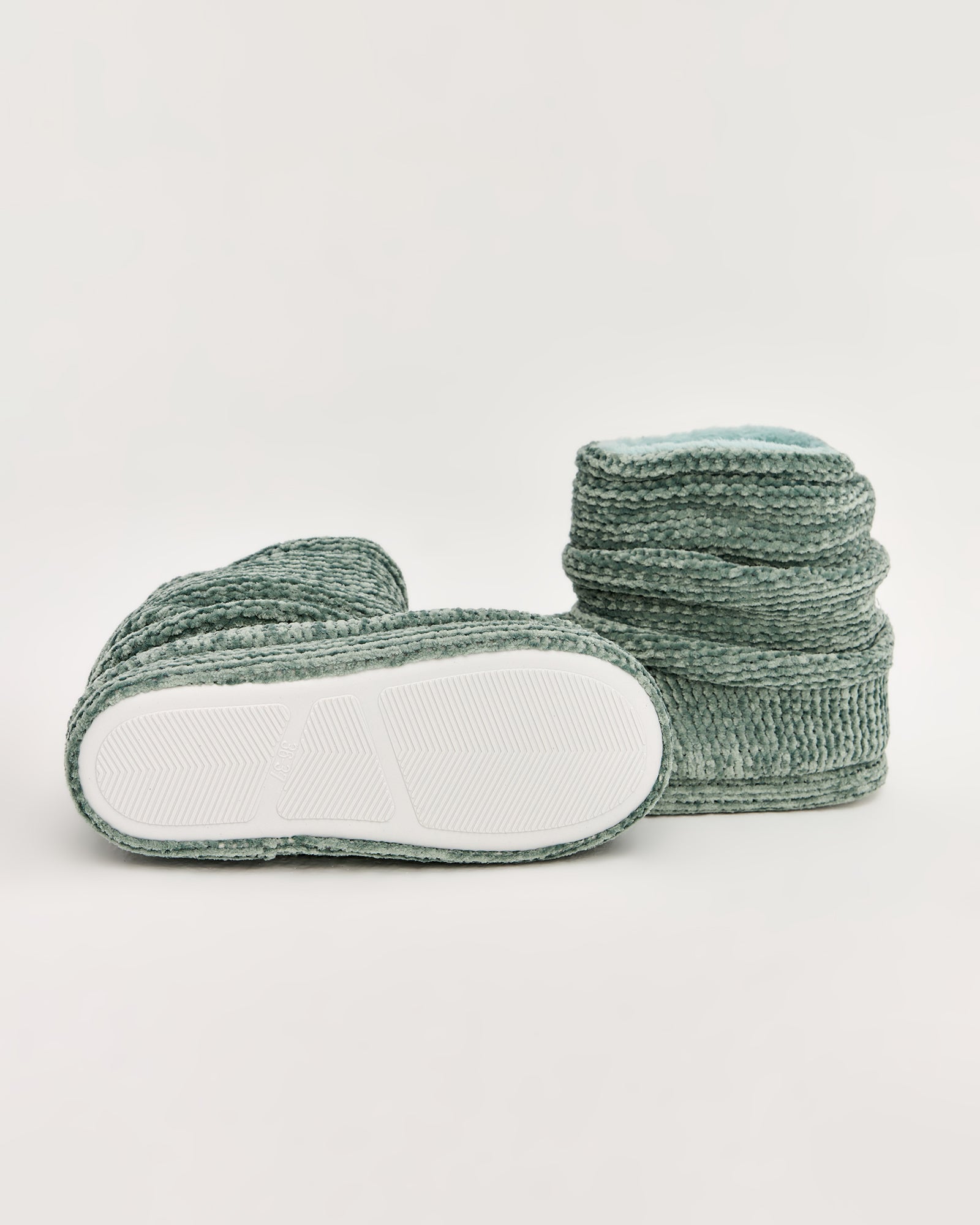 kadın panduf,kadın ev içi panduf,bayan panduf,kadın kışlık panduf,ev için kadın panduf,kadın panduf modelleri,yumuşak kadın panduf,sıcak tutan kadın panduf,kadın ev pandufu,peluş kadın panduf