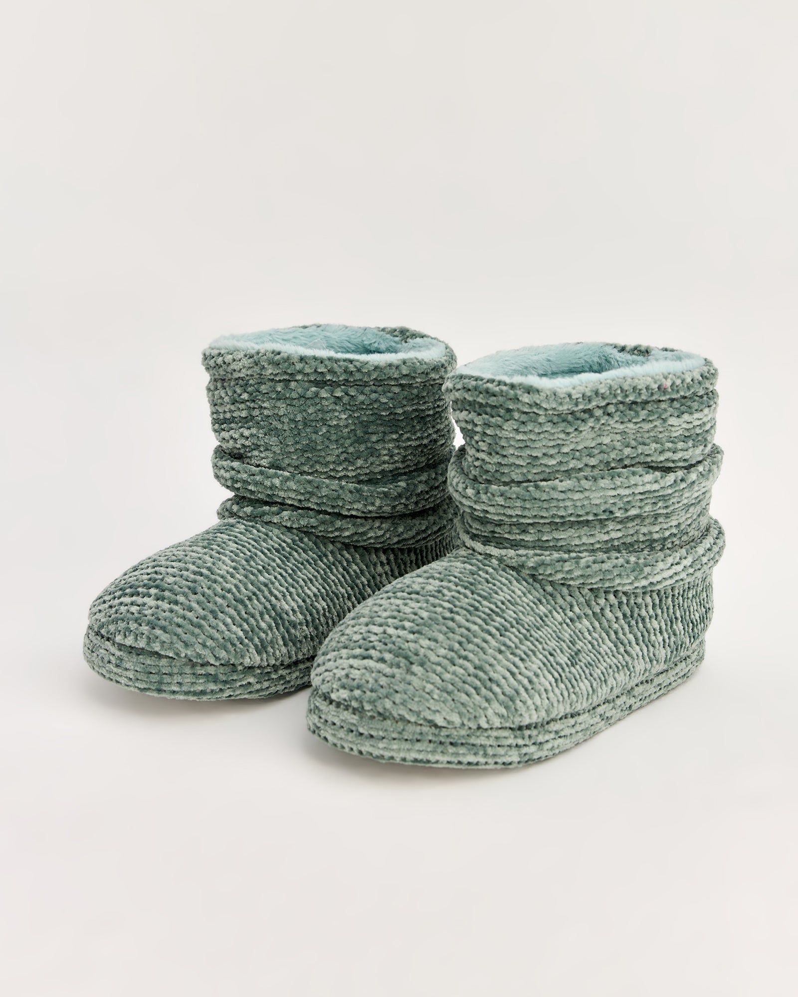 kadın panduf,kadın ev içi panduf,bayan panduf,kadın kışlık panduf,ev için kadın panduf,kadın panduf modelleri,yumuşak kadın panduf,sıcak tutan kadın panduf,kadın ev pandufu,peluş kadın panduf