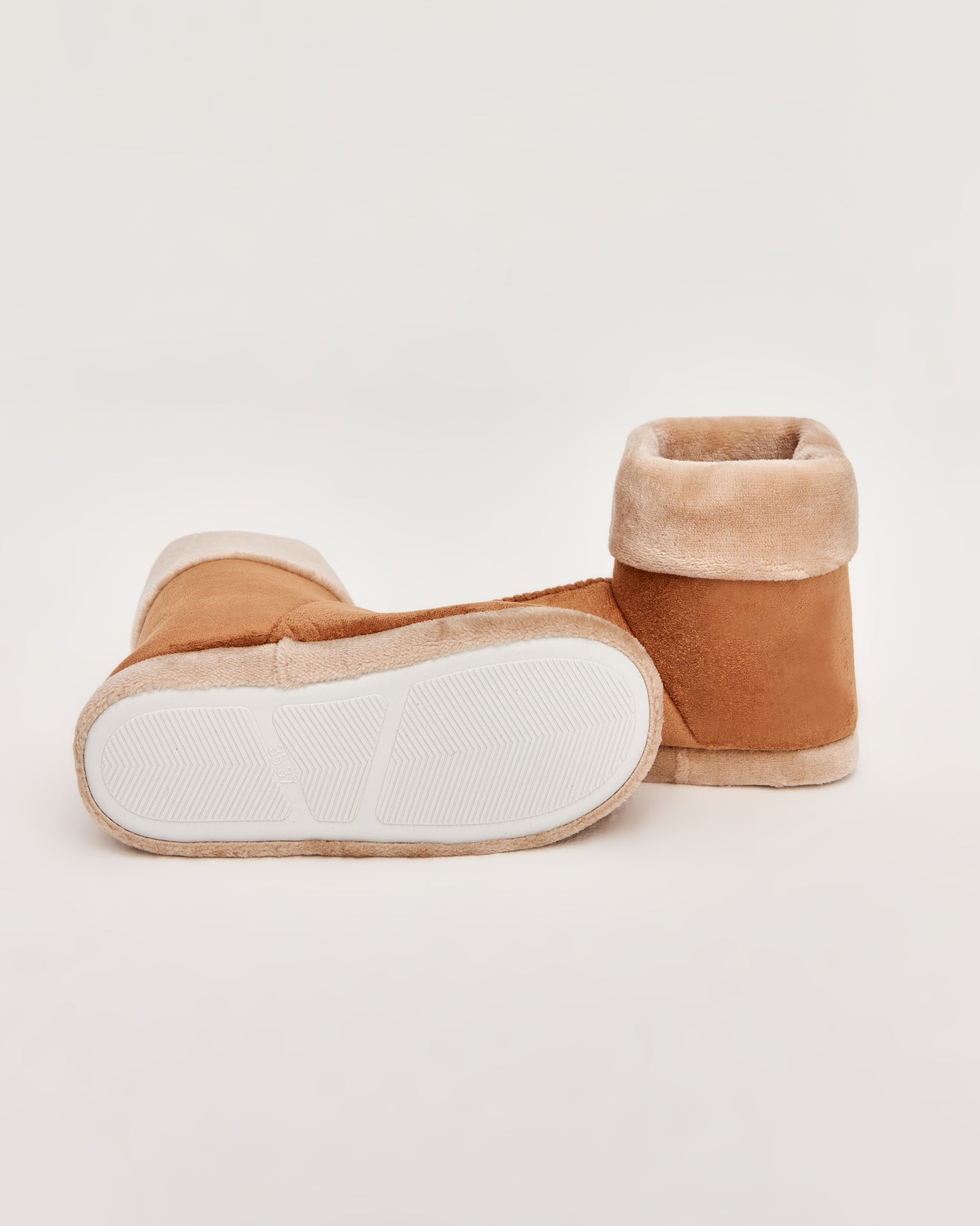 kadın panduf,kadın ev içi panduf,bayan panduf,kadın kışlık panduf,ev için kadın panduf,kadın panduf modelleri,yumuşak kadın panduf,sıcak tutan kadın panduf,kadın ev pandufu,peluş kadın panduf