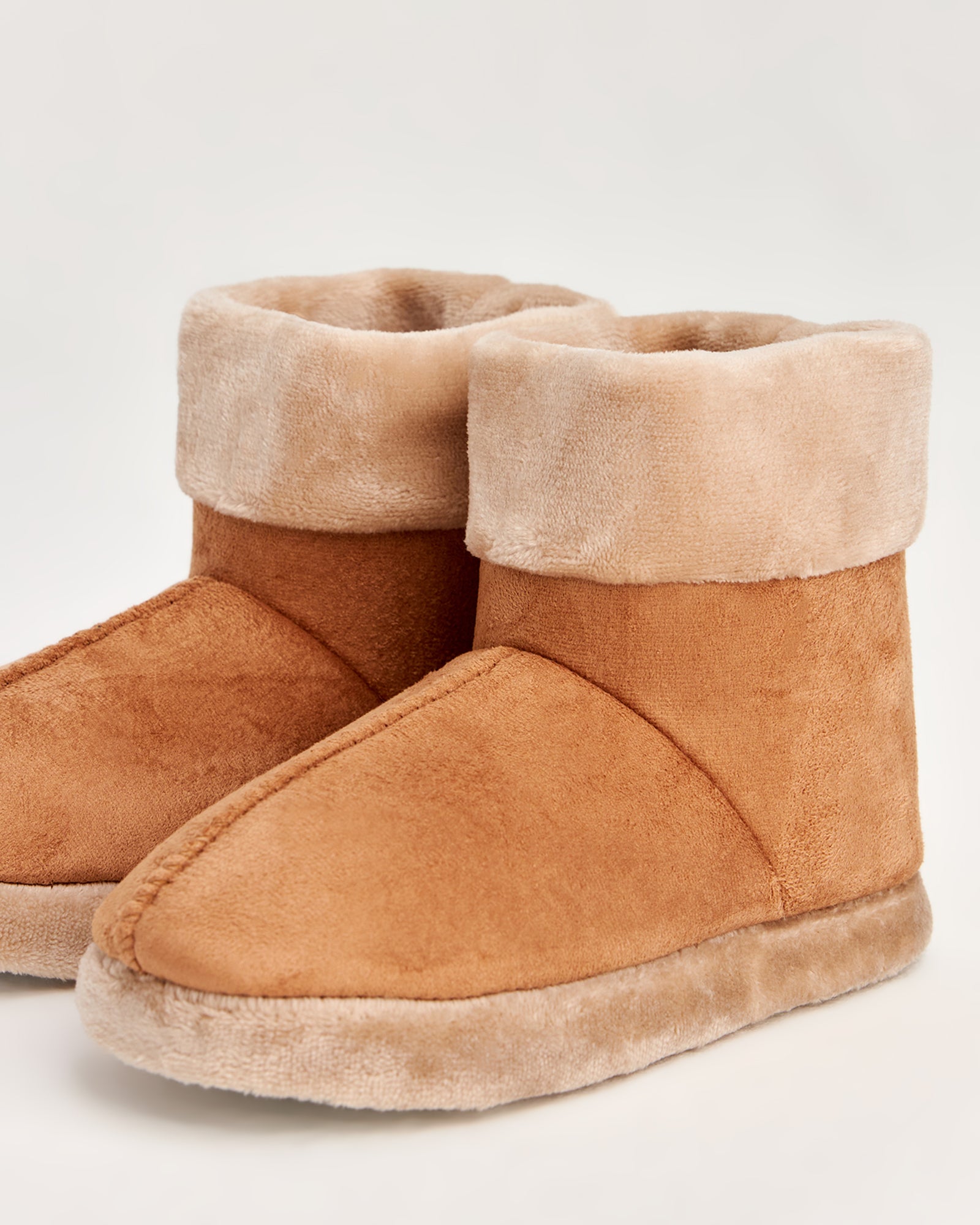 kadın panduf,kadın ev içi panduf,bayan panduf,kadın kışlık panduf,ev için kadın panduf,kadın panduf modelleri,yumuşak kadın panduf,sıcak tutan kadın panduf,kadın ev pandufu,peluş kadın panduf