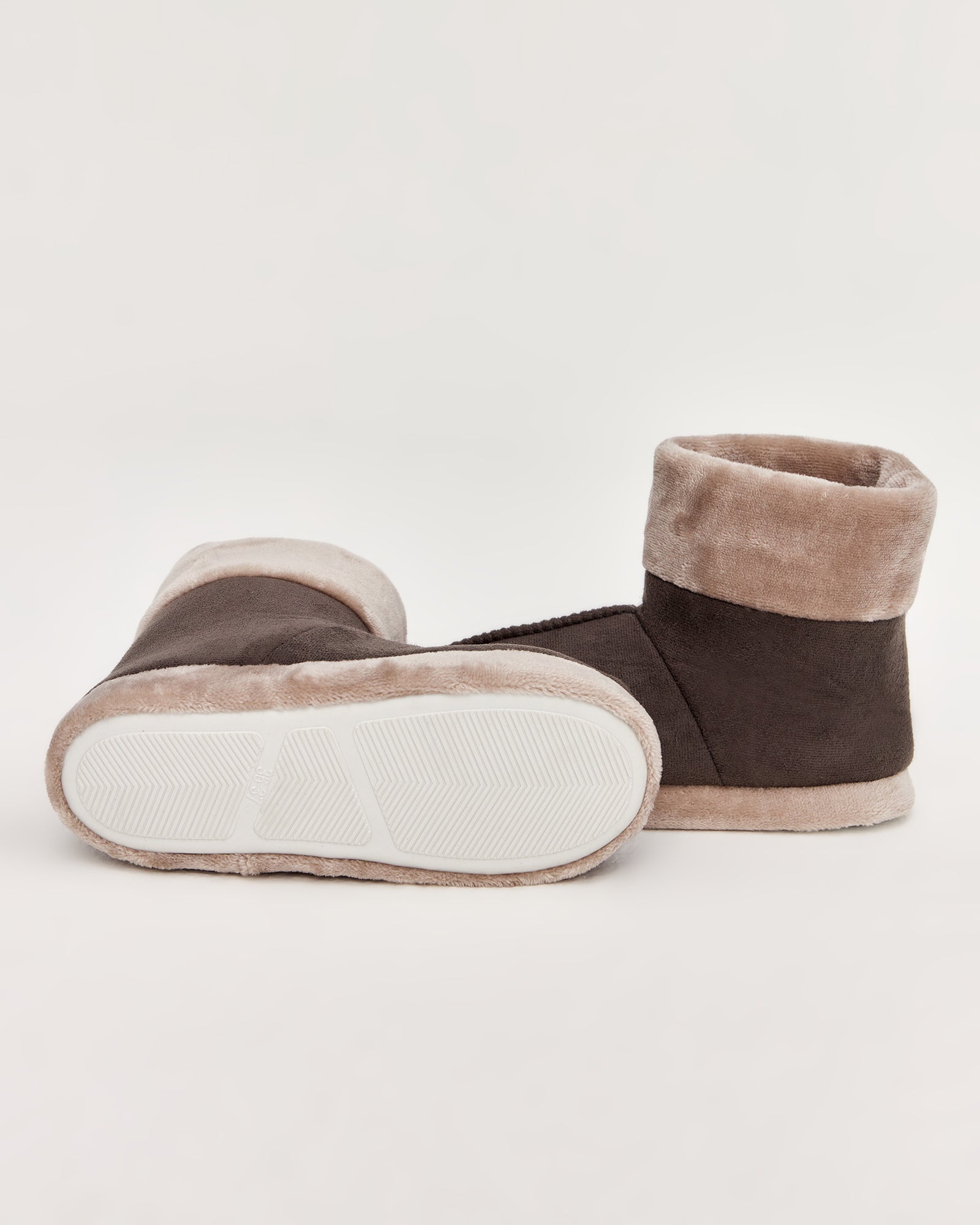 kadın panduf,kadın ev içi panduf,bayan panduf,kadın kışlık panduf,ev için kadın panduf,kadın panduf modelleri,yumuşak kadın panduf,sıcak tutan kadın panduf,kadın ev pandufu,peluş kadın panduf