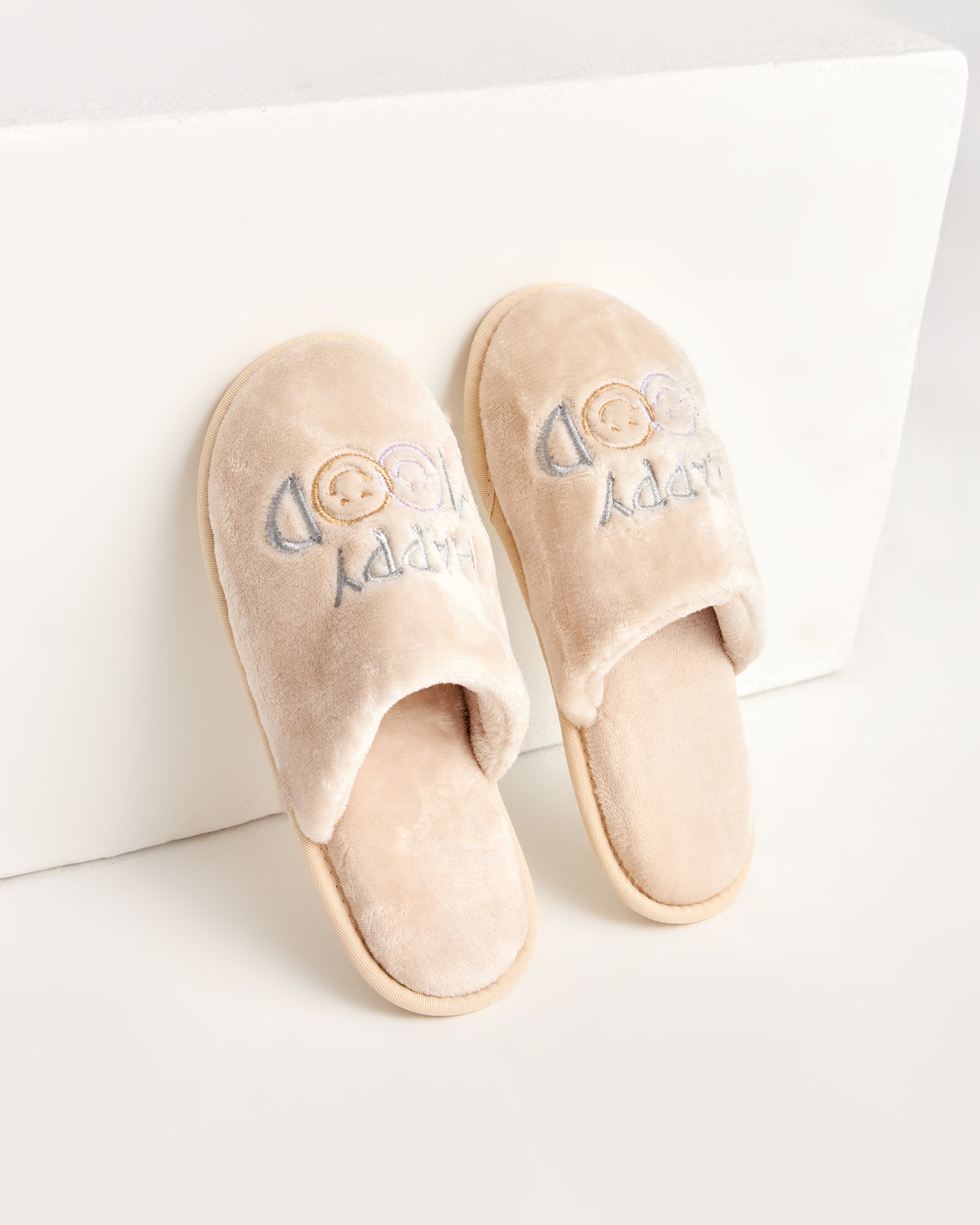 kadın ev terliği,kadın ev içi terlik,bayan ev terliği,kadın kışlık terlik,kadın yazlık terlik,evde giyilen kadın terlikleri,kadın konforlu terlik,rahat kadın ev terliği,kaymaz taban kadın terlik,kapalı kadın ev terliği