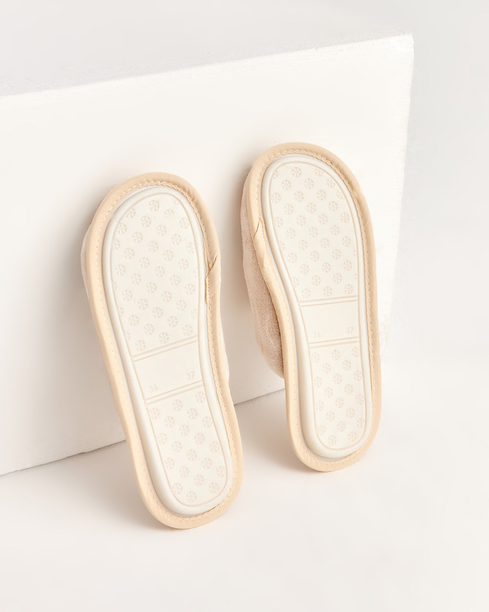 kadın ev terliği,kadın ev içi terlik,bayan ev terliği,kadın kışlık terlik,kadın yazlık terlik,evde giyilen kadın terlikleri,kadın konforlu terlik,rahat kadın ev terliği,kaymaz taban kadın terlik,kapalı kadın ev terliği